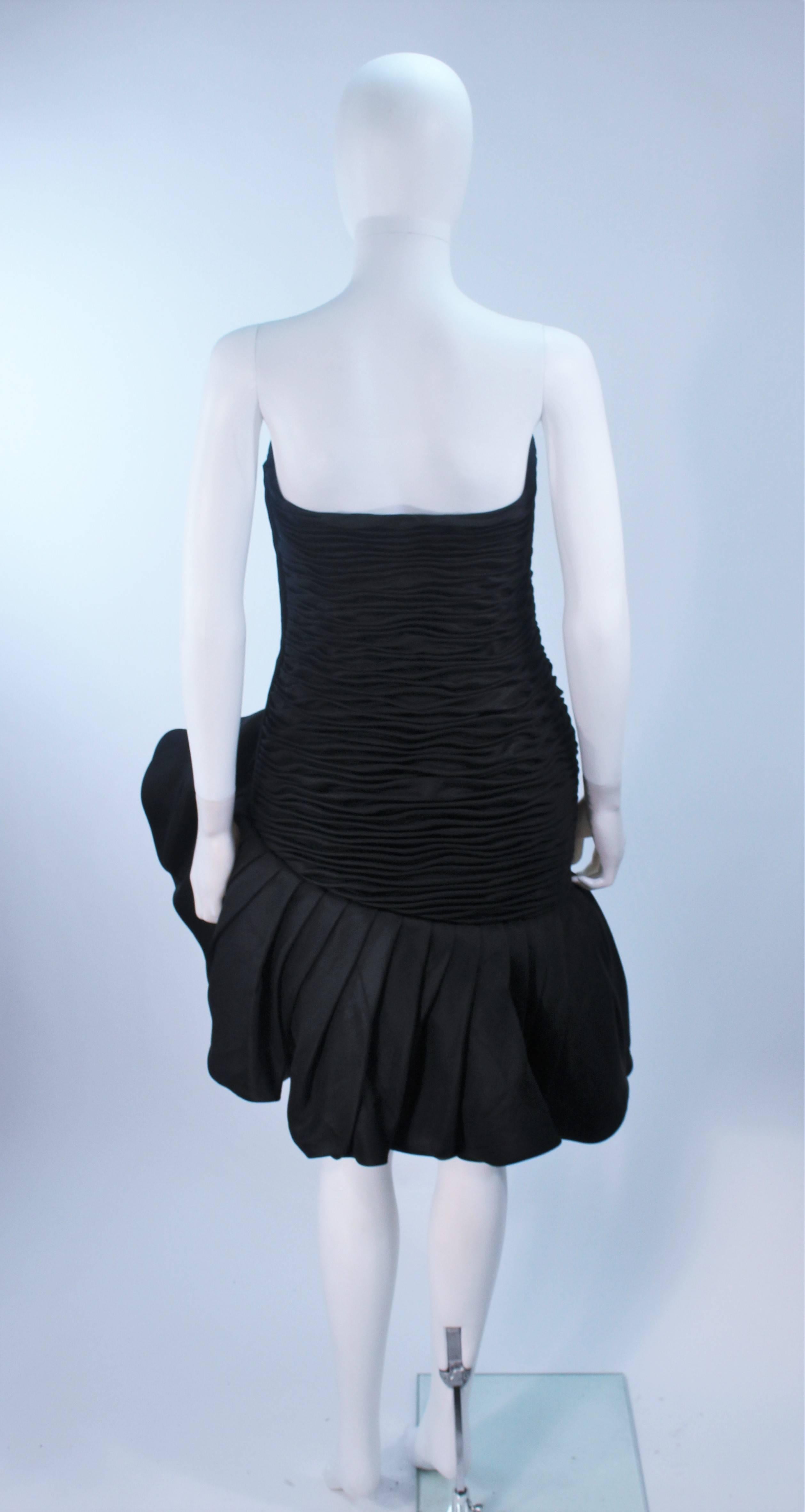 UNGARO Vestido de cóctel fruncido de seda negra con detalle de volantes Talla 4-6 en venta 4