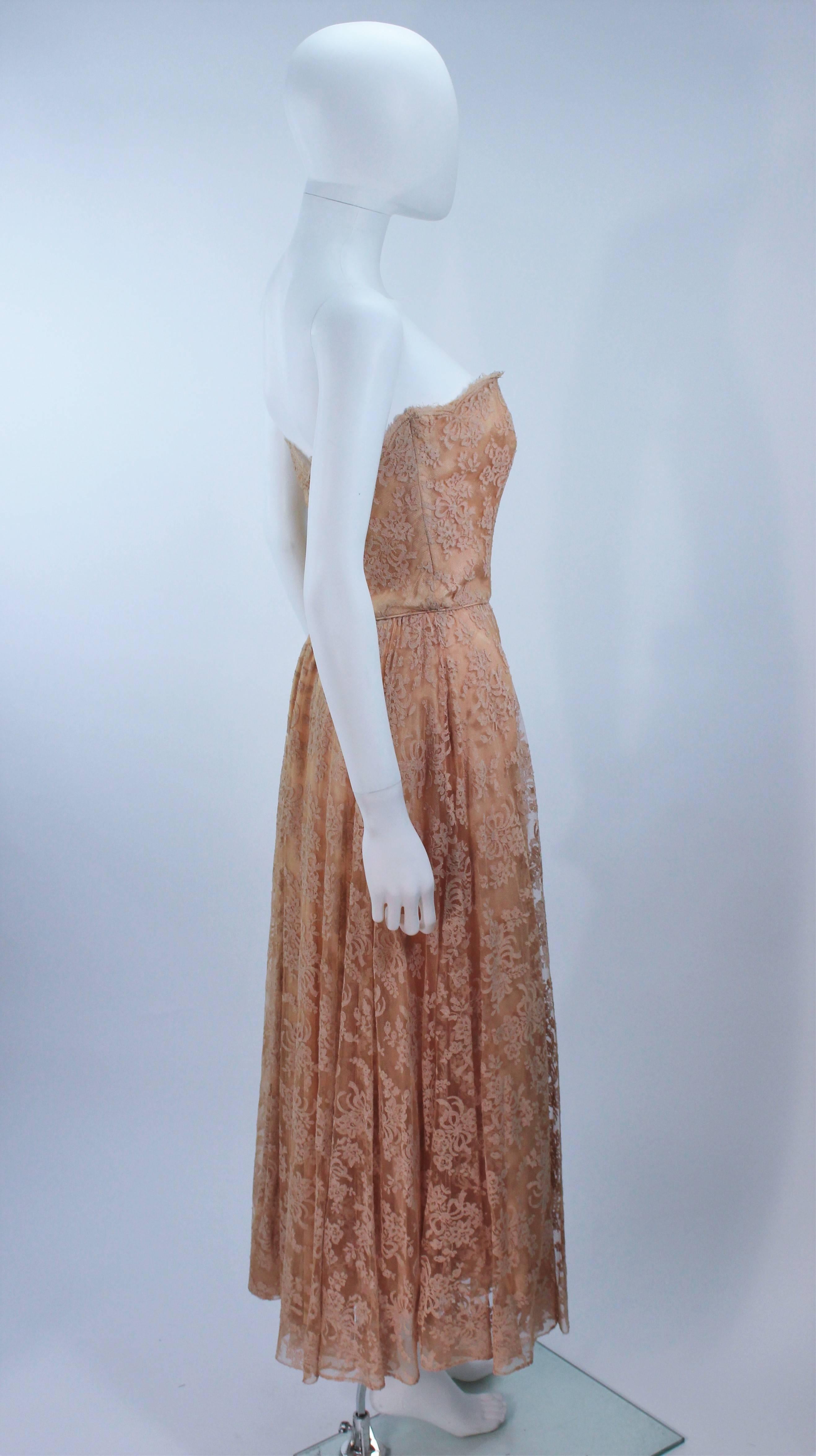 CEIL CHAPMAN 1950's Nude Lace Strapless Cocktail Dress with Flowers Size 4 In Excellent Condition For Sale In Los Angeles, CA