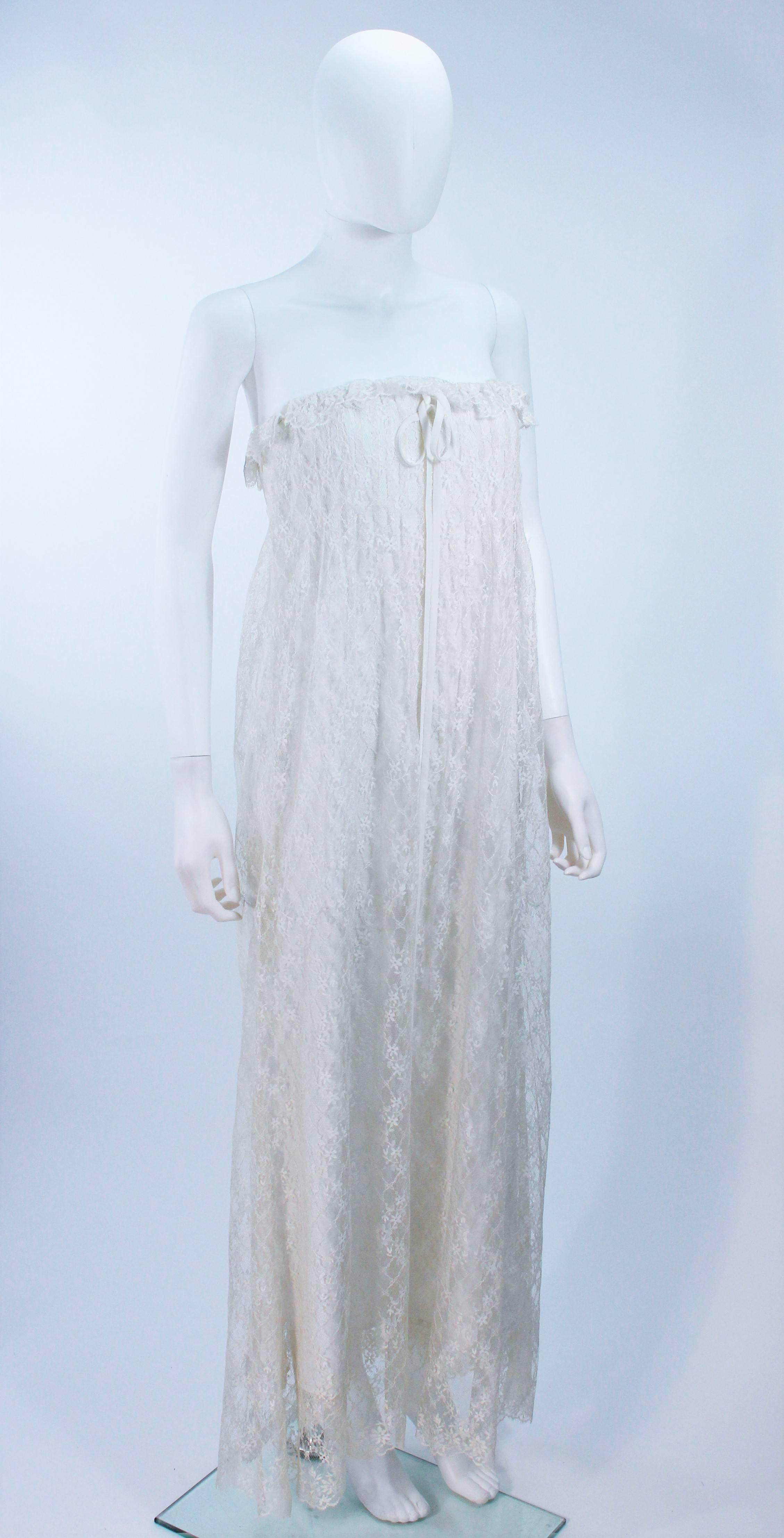 BILL BLASS White Lace Strapless Dress Size 6 In Excellent Condition In Los Angeles, CA