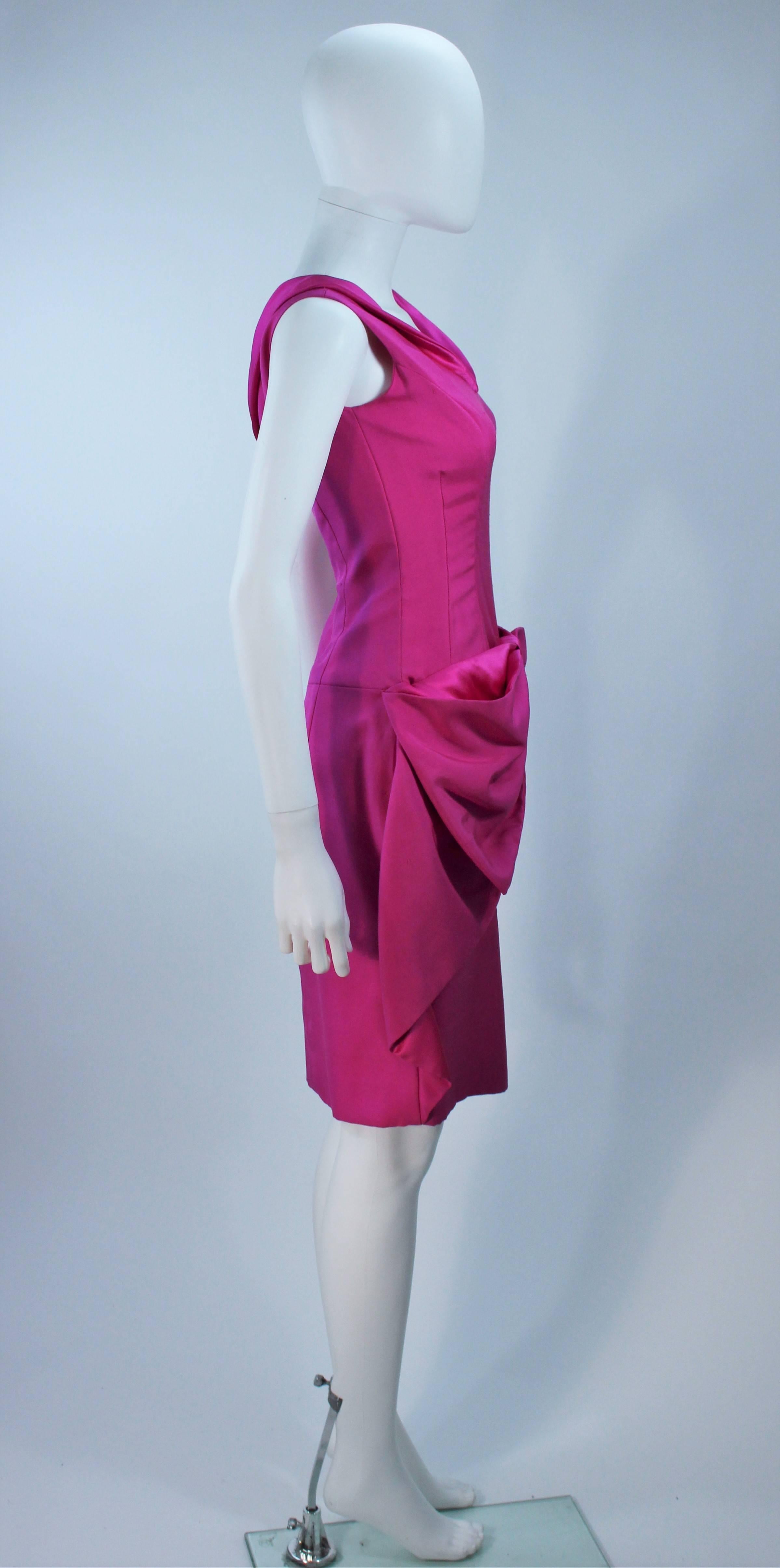 ELIZABETH MASON COUTURE Robe de cocktail à nœud rose-magenta sur commande en vente 1