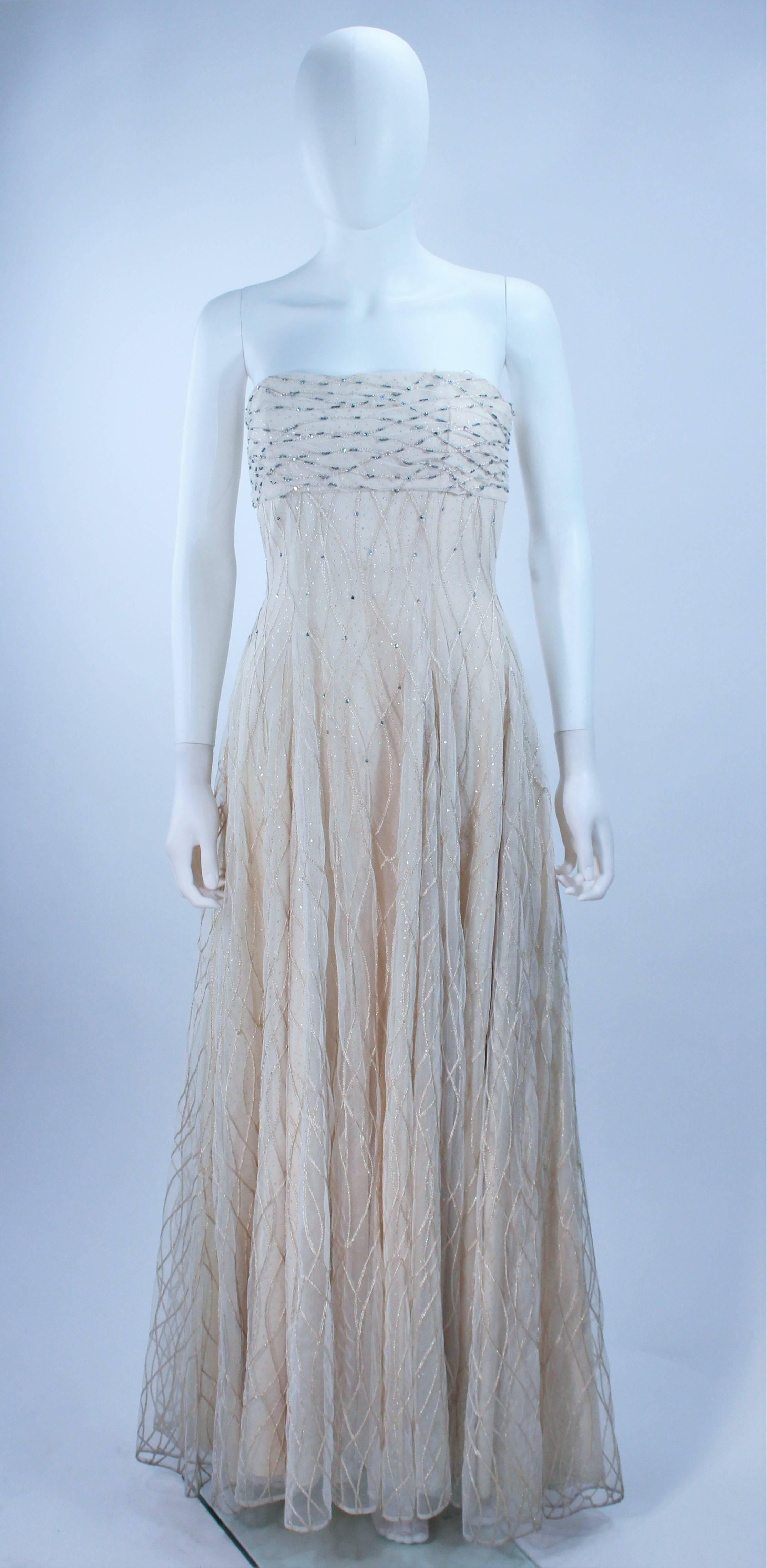 VICTOR COSTA schillerndes trägerloses perlenbesetztes Kleid in Weiß, Größe 2 4 im Zustand „Hervorragend“ im Angebot in Los Angeles, CA