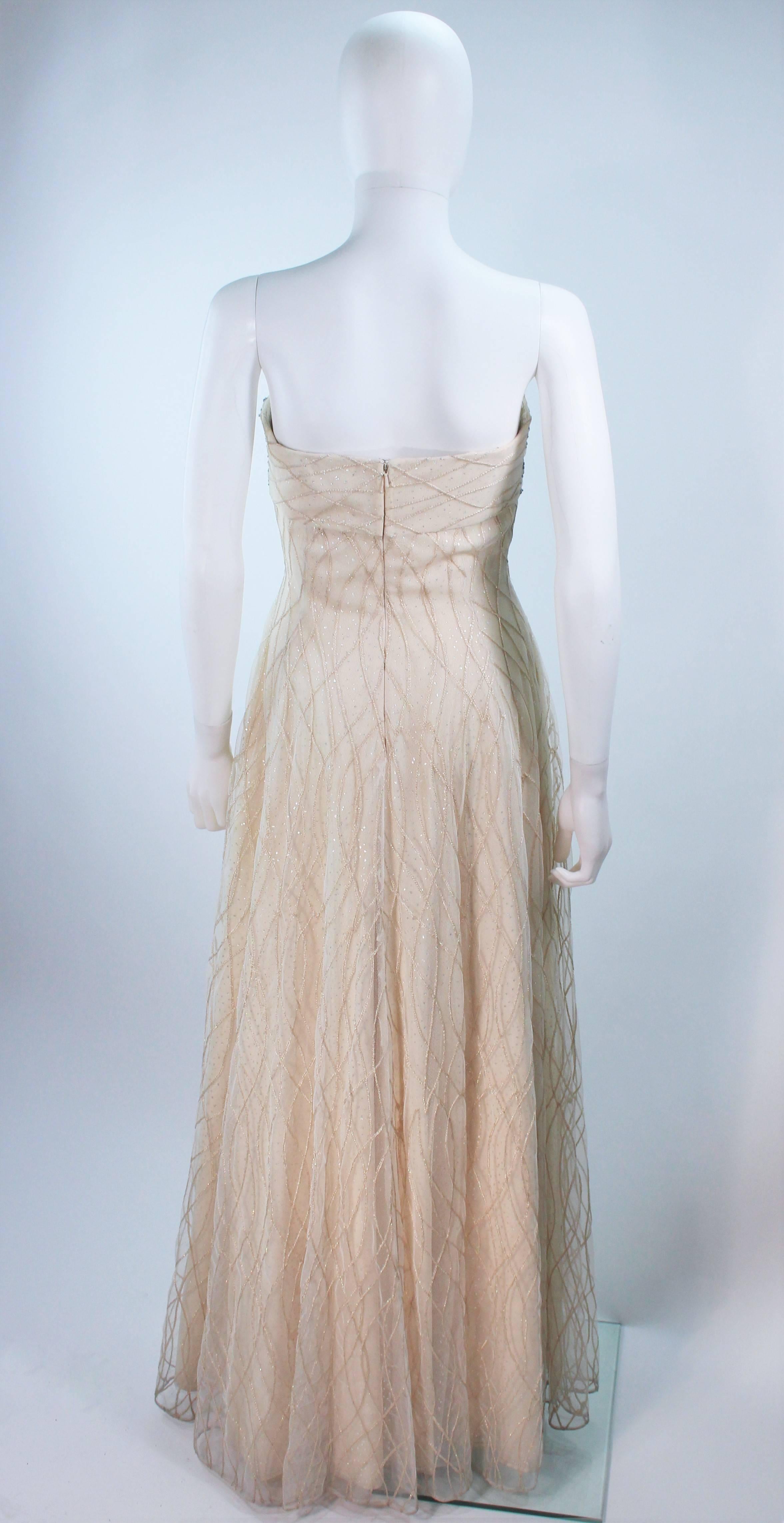 VICTOR COSTA Vestido sin tirantes de cuentas iridiscente en blanco roto Talla 2 4 en venta 2