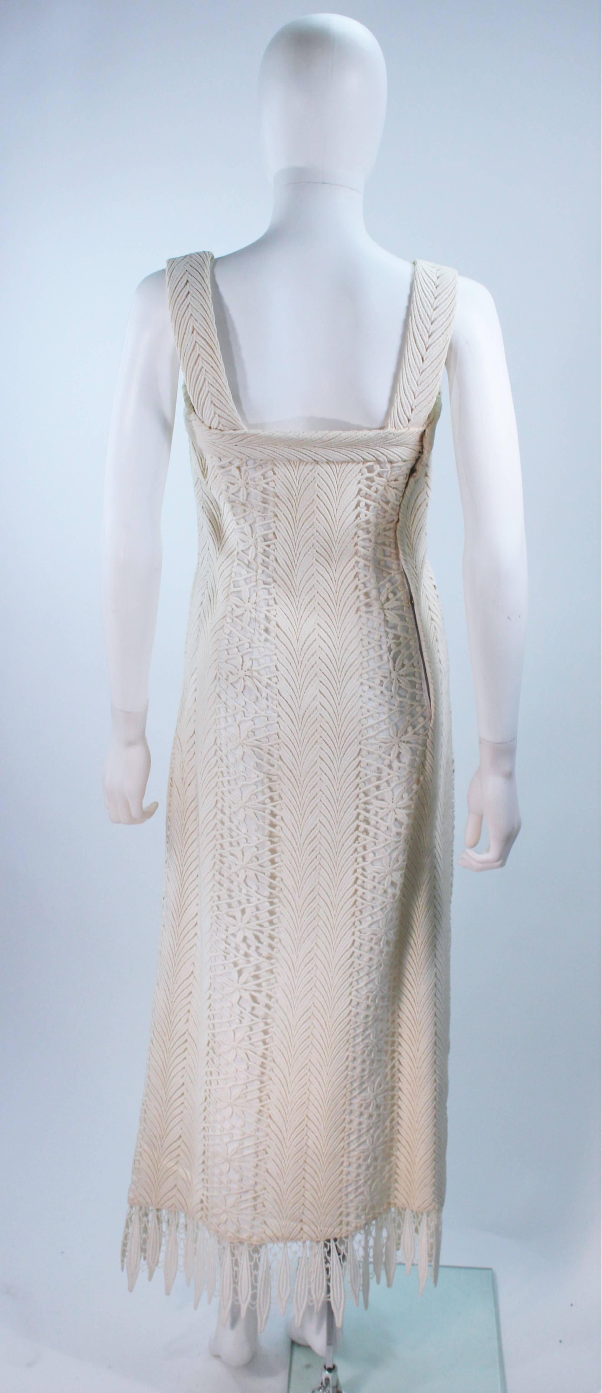 Vintage Off White Spitze Applique Kleid mit gewellten Rändern Größe 4 im Angebot 4