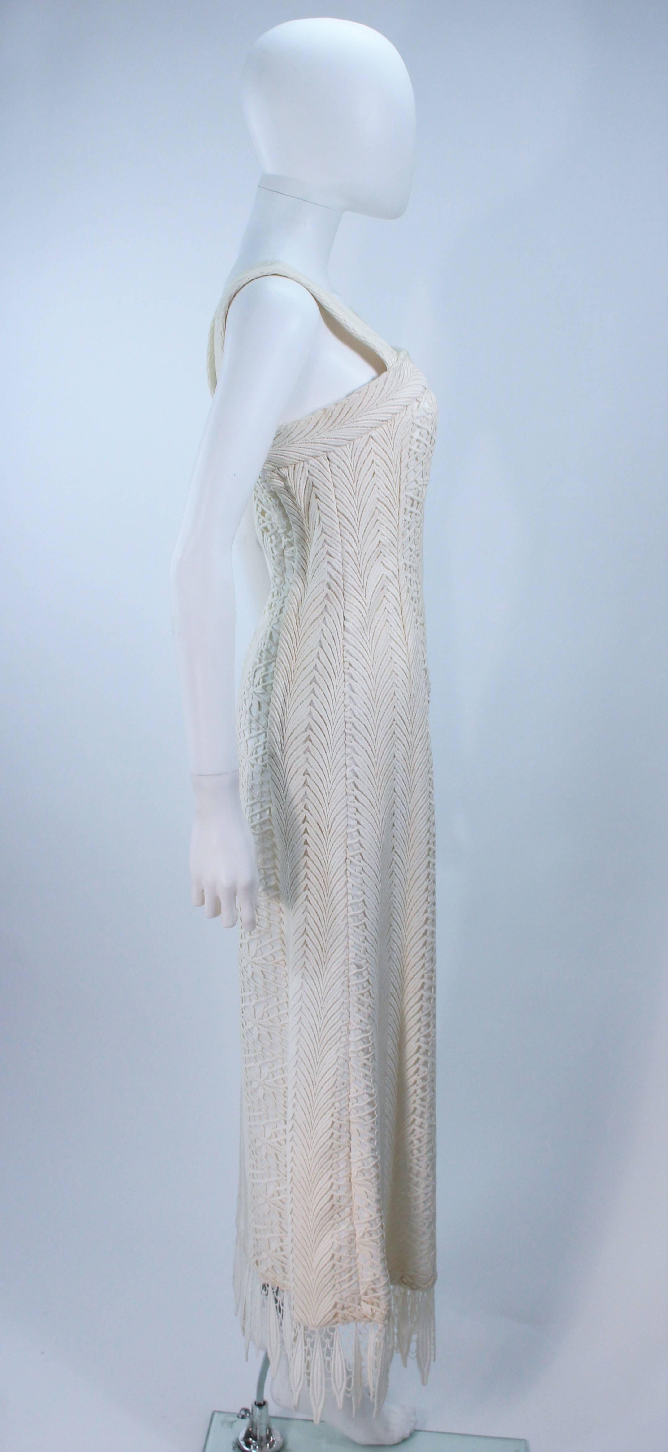 Vintage Off White Lace Applique Dress with Scalloped Edges Size 4 In Excellent Condition For Sale In Los Angeles, CA