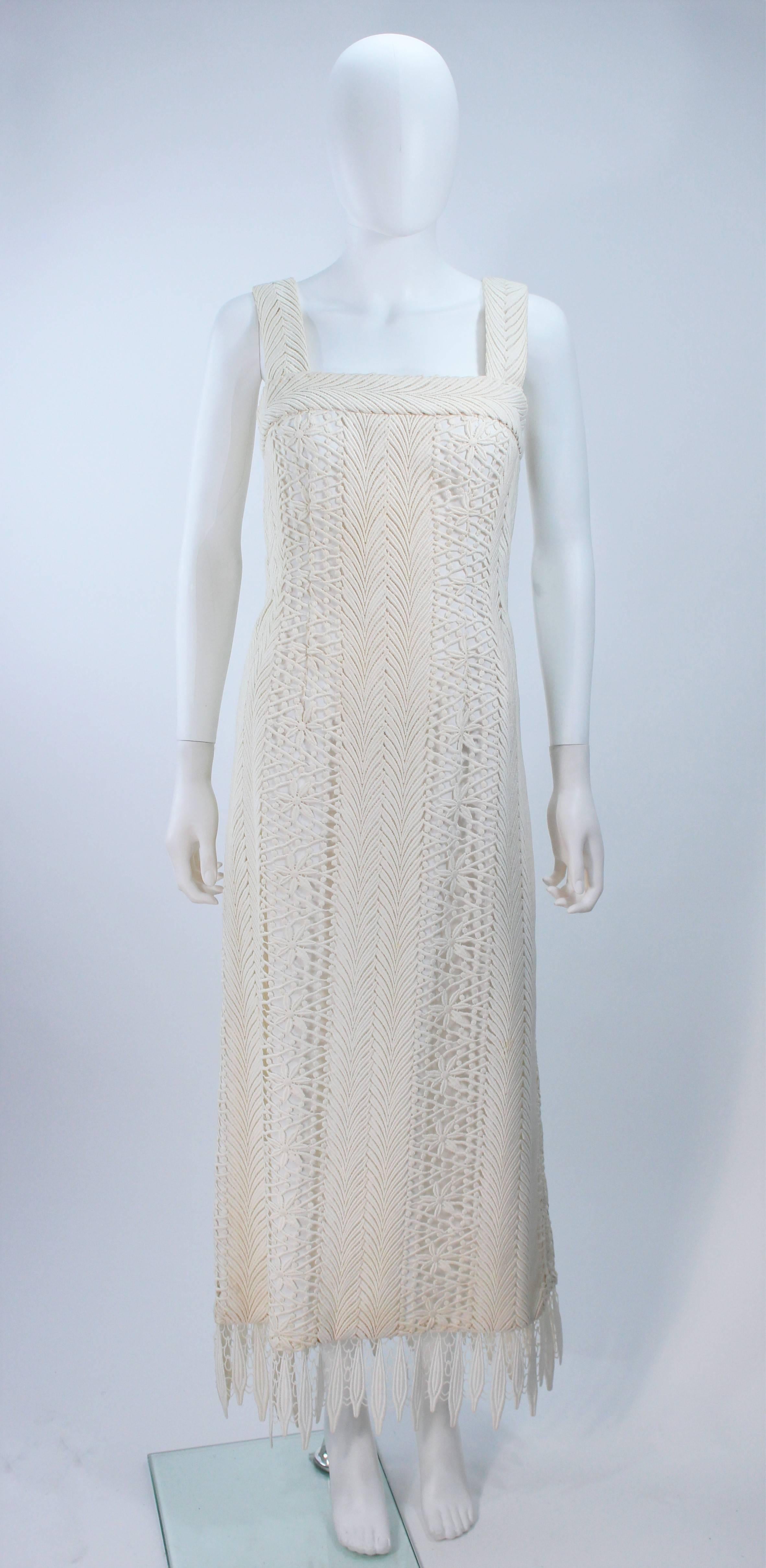  This dress is composed of an off white lace applique. Features an A-line style with side zipper. In great vintage condition. 

  **Please cross-reference measurements for personal accuracy. Size in description box is an estimation.

Measures