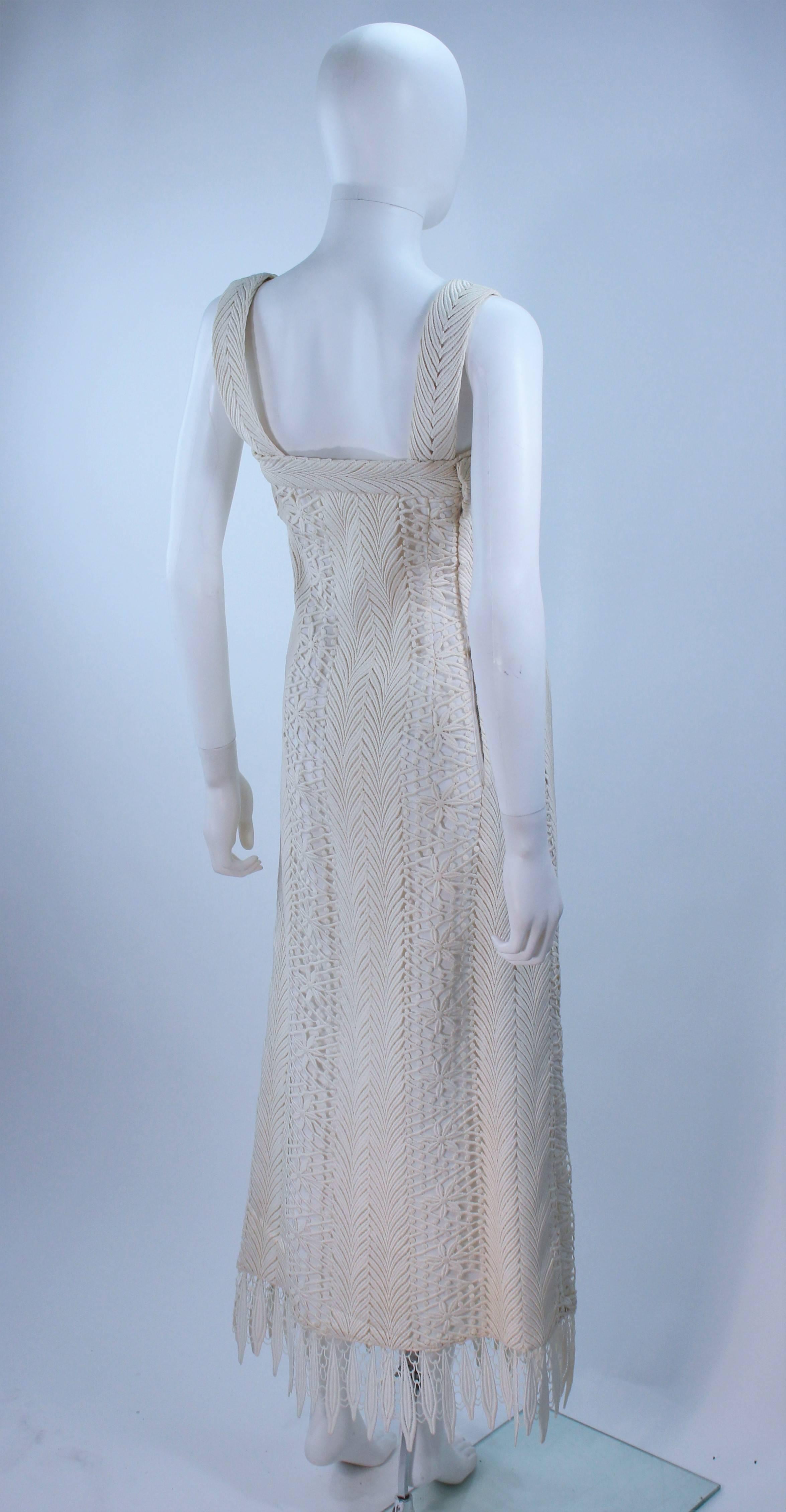 Vintage Off White Lace Applique Dress with Scalloped Edges Size 4 For Sale 1