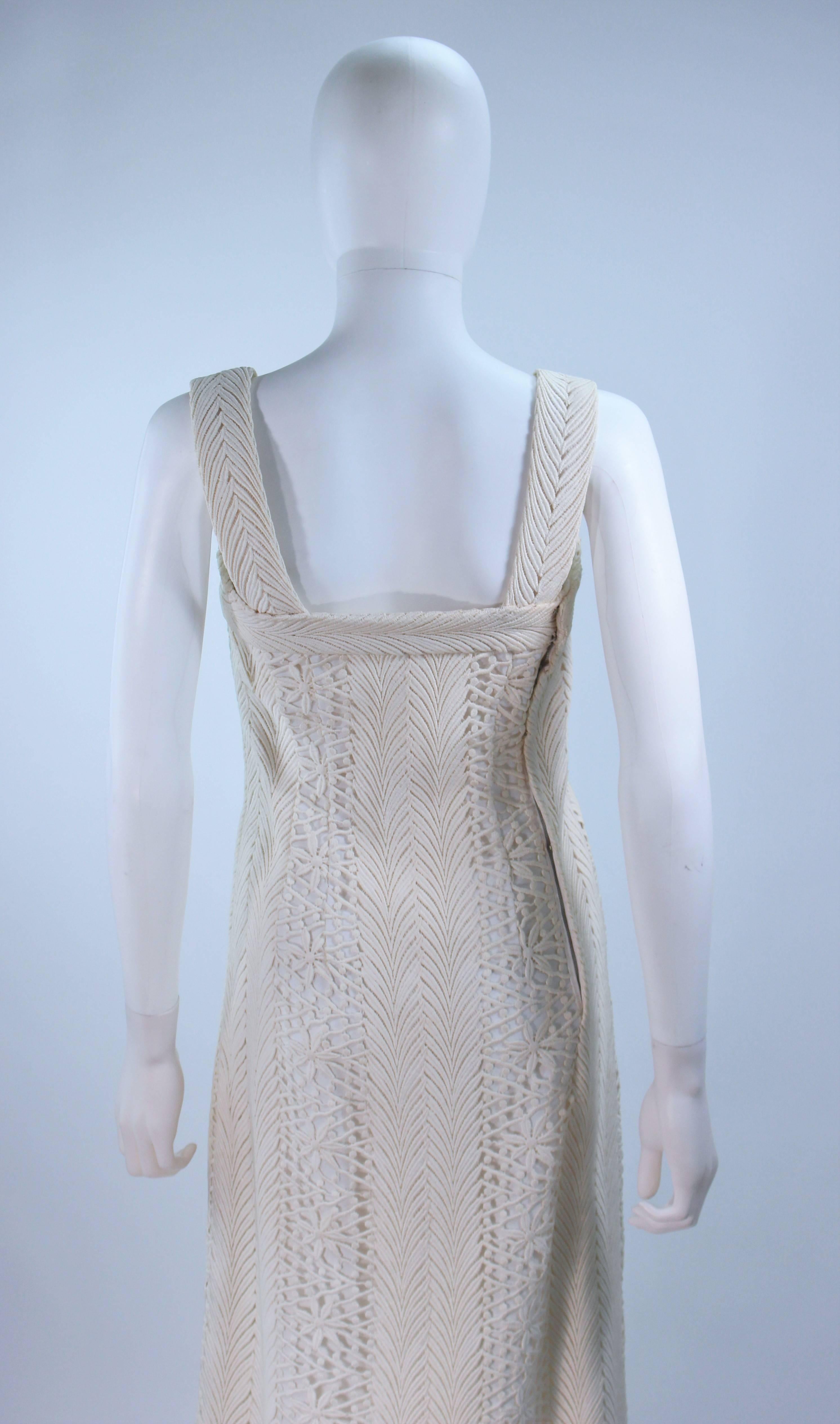 Vintage Off White Lace Applique Dress with Scalloped Edges Size 4 For Sale 2