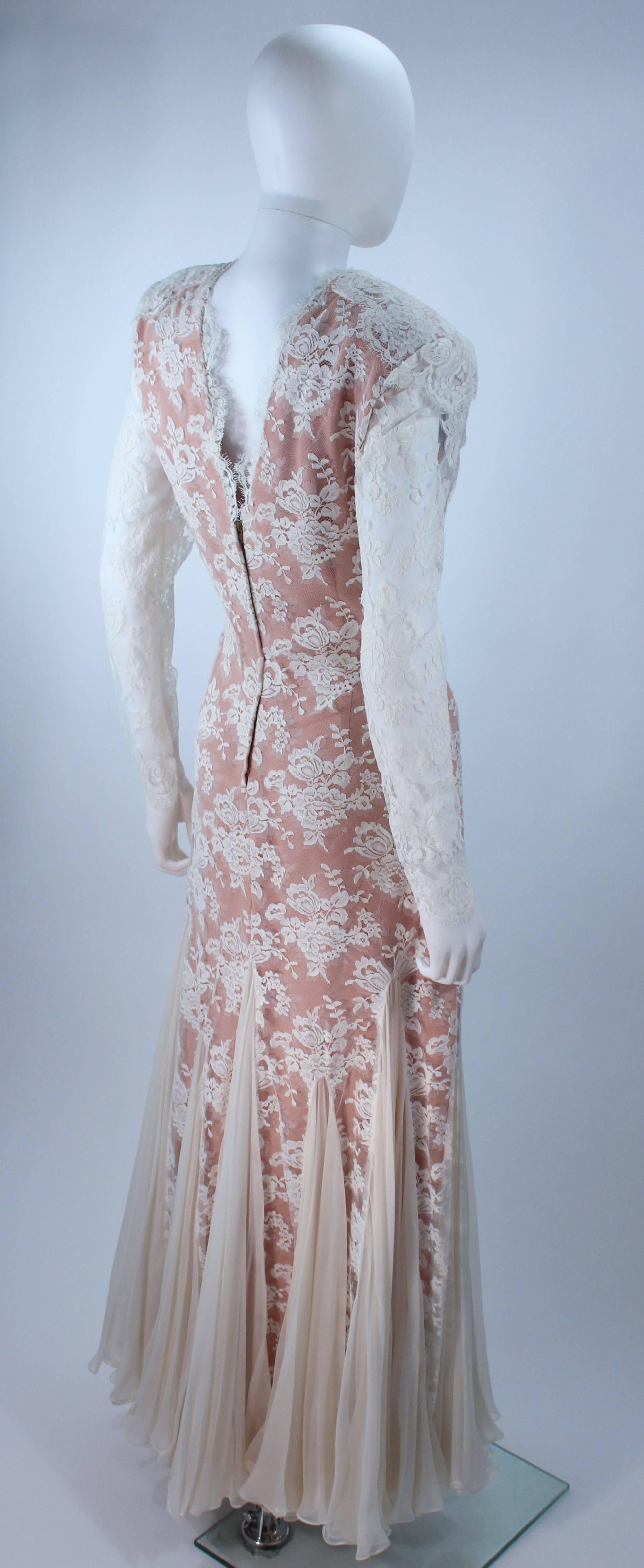 TRAVILLA Lace Gown with Nude Underlay Size 4 6 In Excellent Condition For Sale In Los Angeles, CA