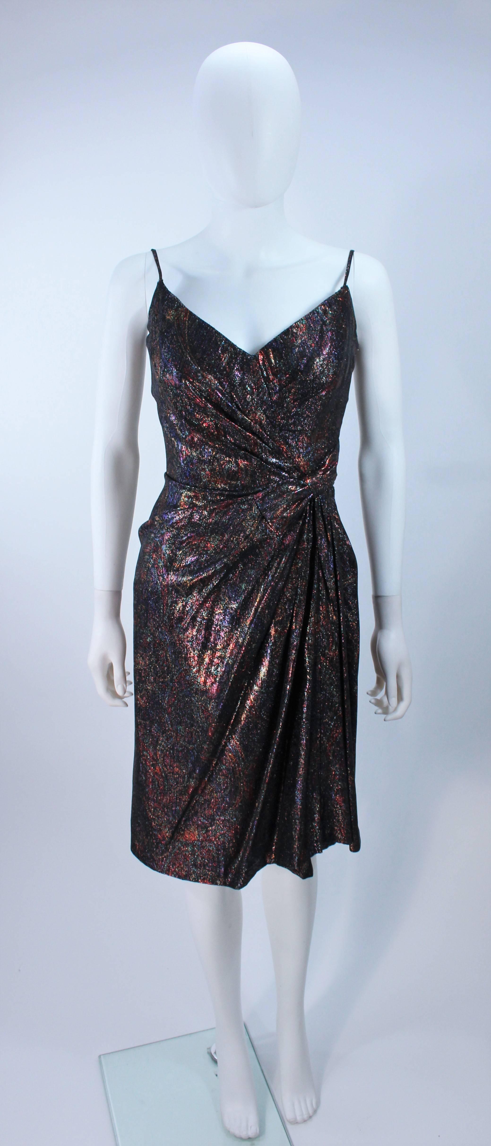  Dieses Cocktailkleid von Nolan Miller besteht aus einem metallisch schimmernden, bronze- und lilafarbenen Stoff mit Paisleymuster und einem drapierten Detail. Es gibt einen Reißverschluss in der Mitte des Rückens, der innen mit Stäbchen besetzt
