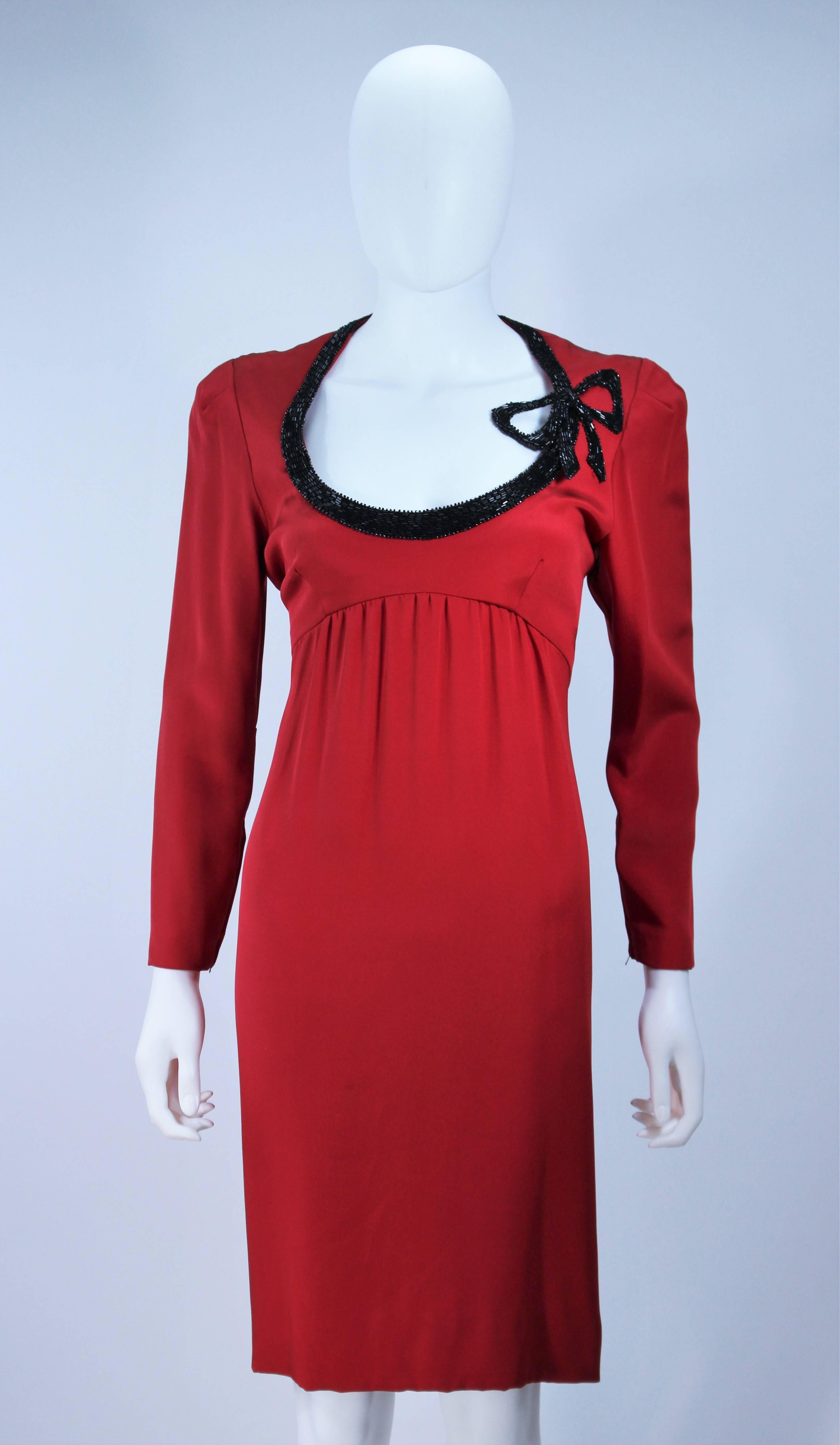 BOB MACKIE brüniertes rotes Seidenkleid mit schwarzer Perlenschleife Ausschnitt Größe 8 (Rot) im Angebot