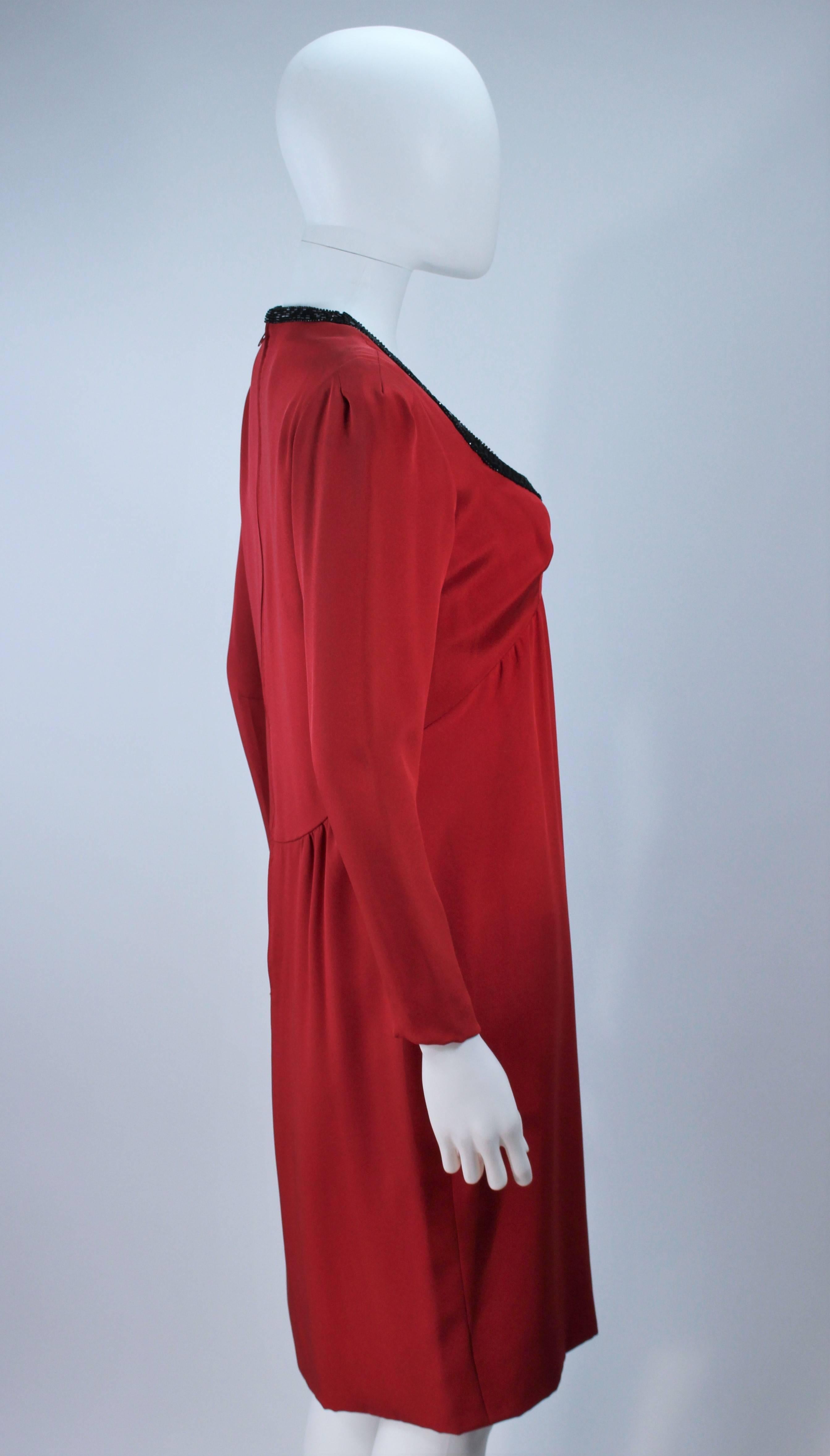 BOB MACKIE brüniertes rotes Seidenkleid mit schwarzer Perlenschleife Ausschnitt Größe 8 im Angebot 2
