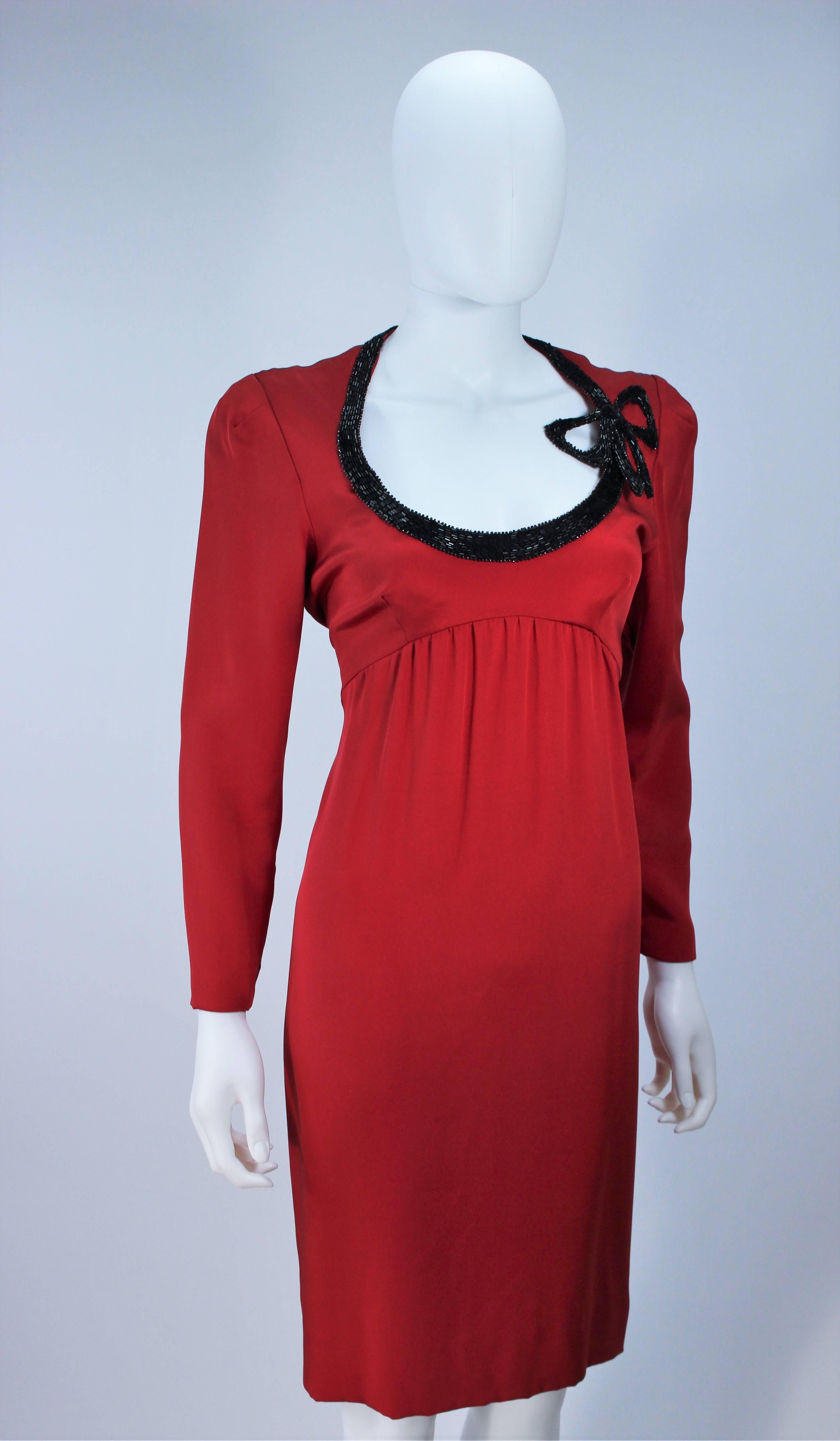 BOB MACKIE brüniertes rotes Seidenkleid mit schwarzer Perlenschleife Ausschnitt Größe 8 Damen im Angebot