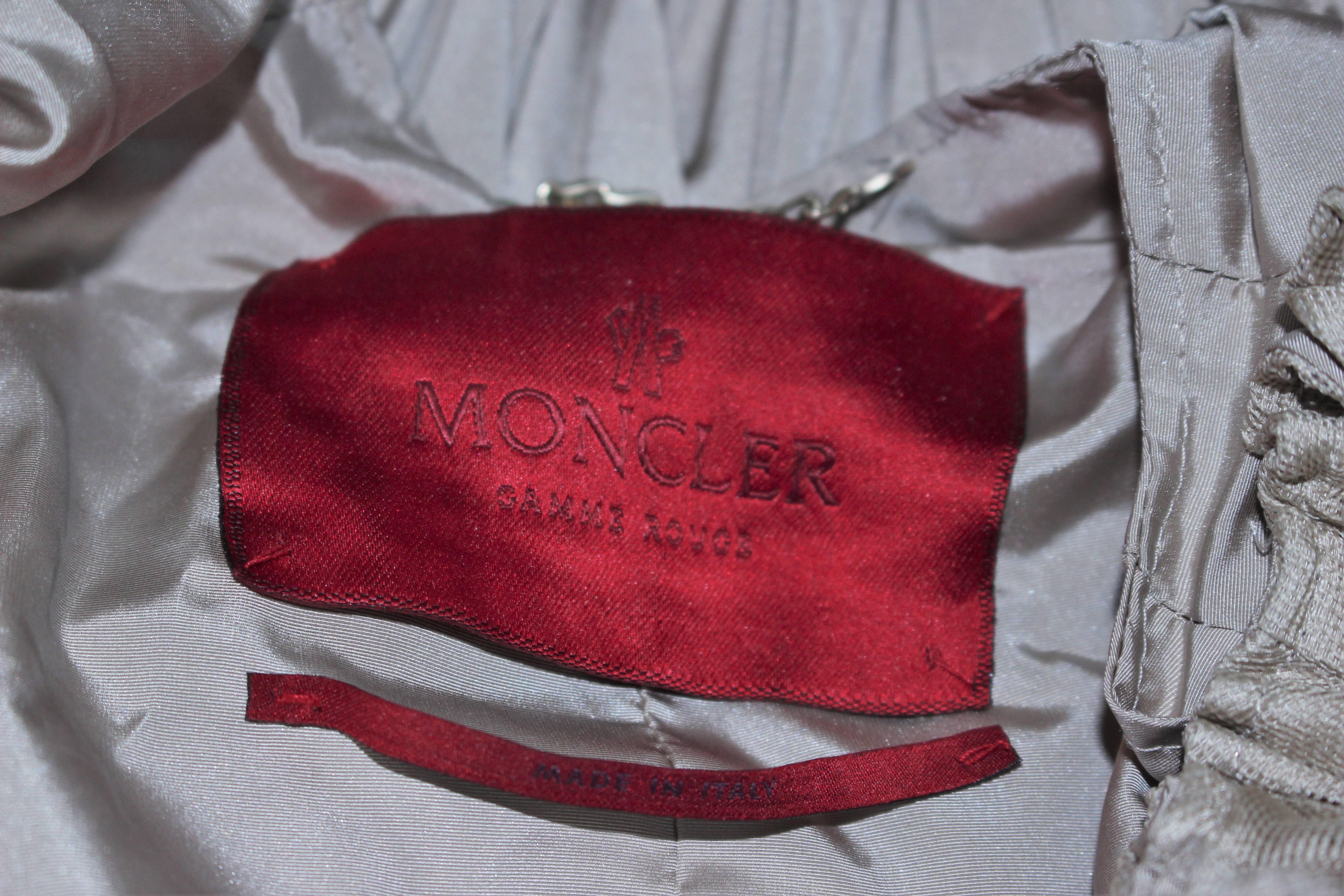 MONCLER - Boléro froncé en maille couleur chair avec appliques perlées, taille S  en vente 5