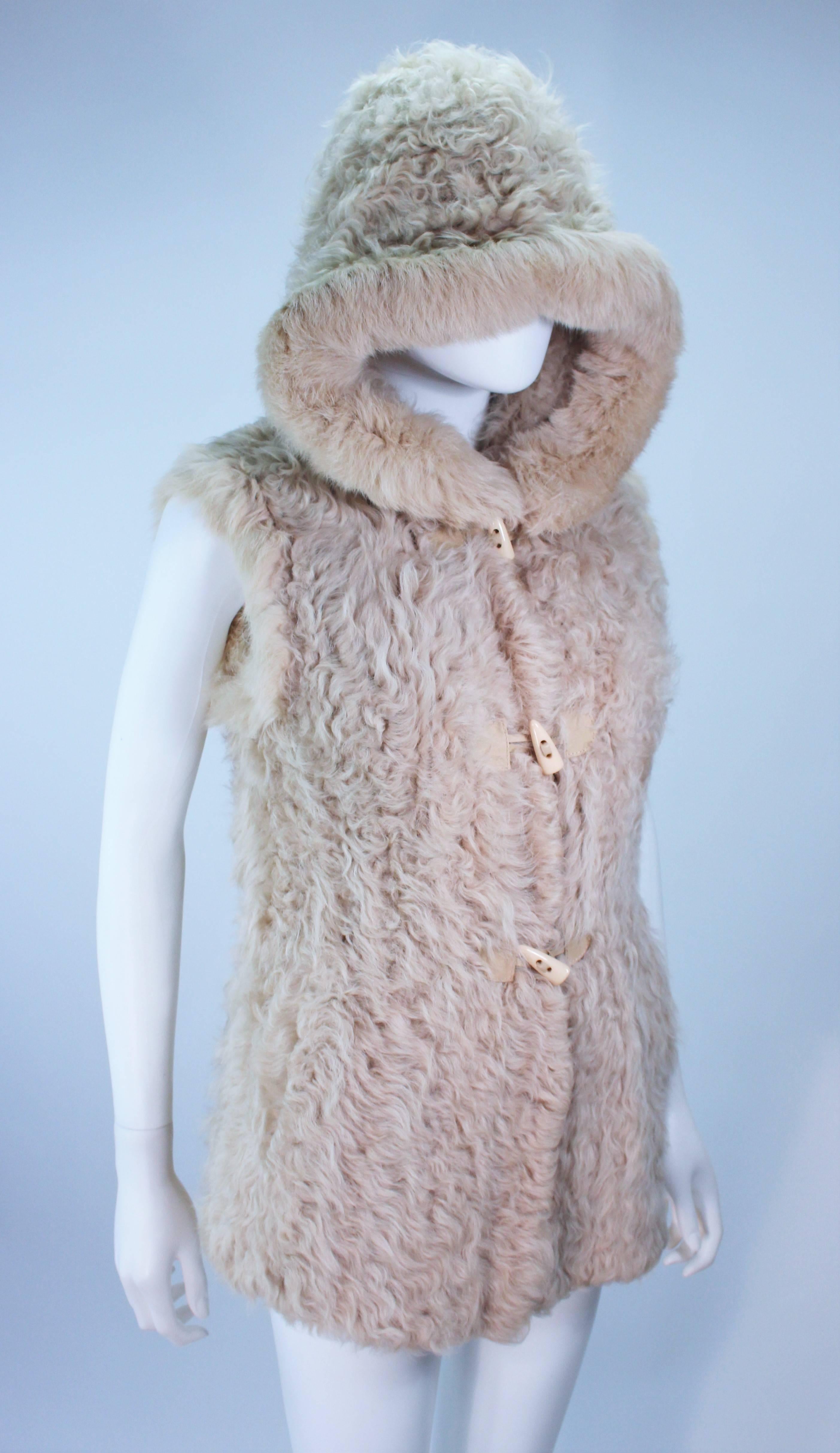 NEIMAN MARCUS Lamb and Rabbit Hooded Vest Size Medium In Excellent Condition In Los Angeles, CA