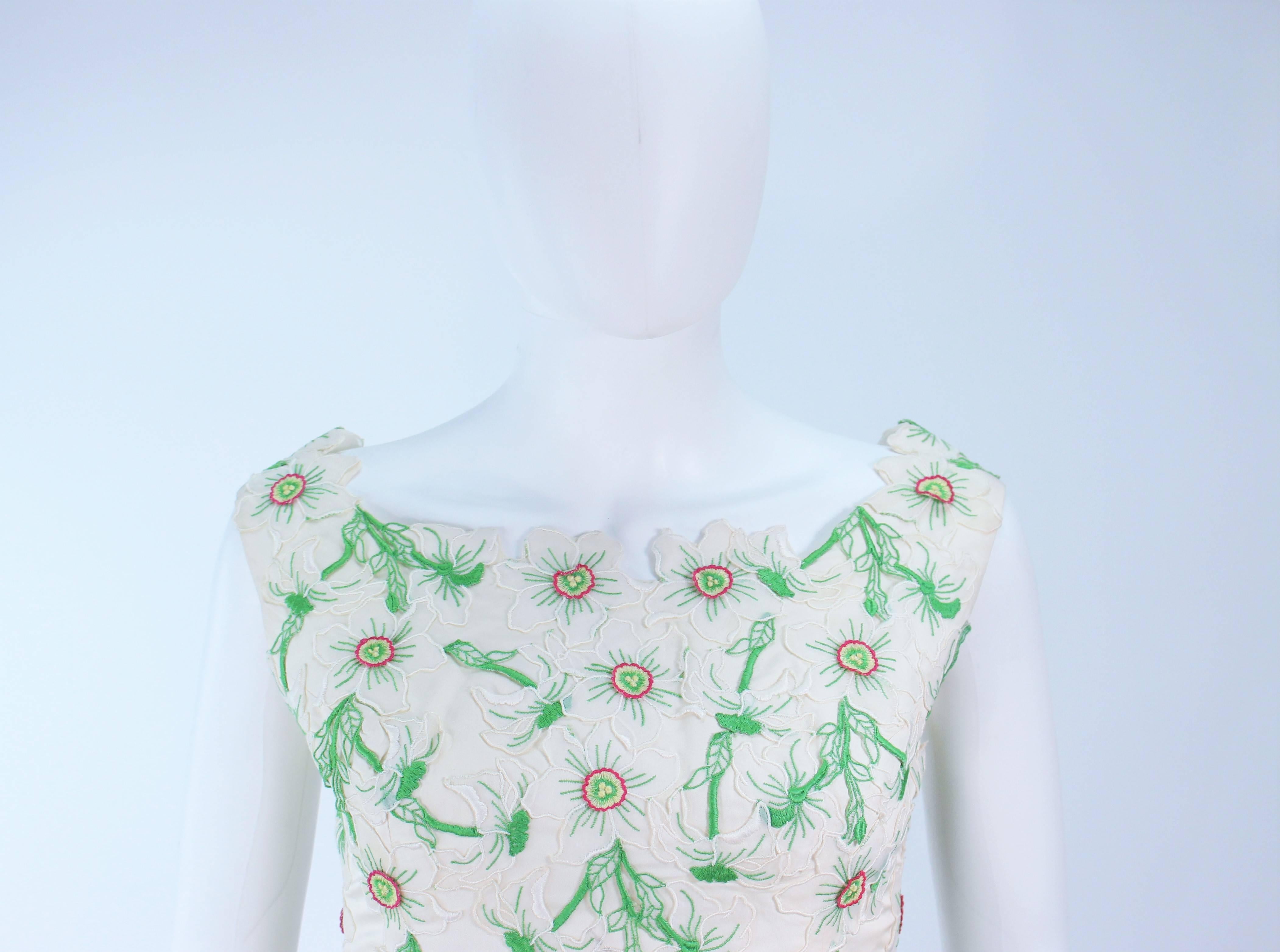 BETTY HIGGINS Cream Floral Pattern Lace Dress Size 4 In Excellent Condition For Sale In Los Angeles, CA