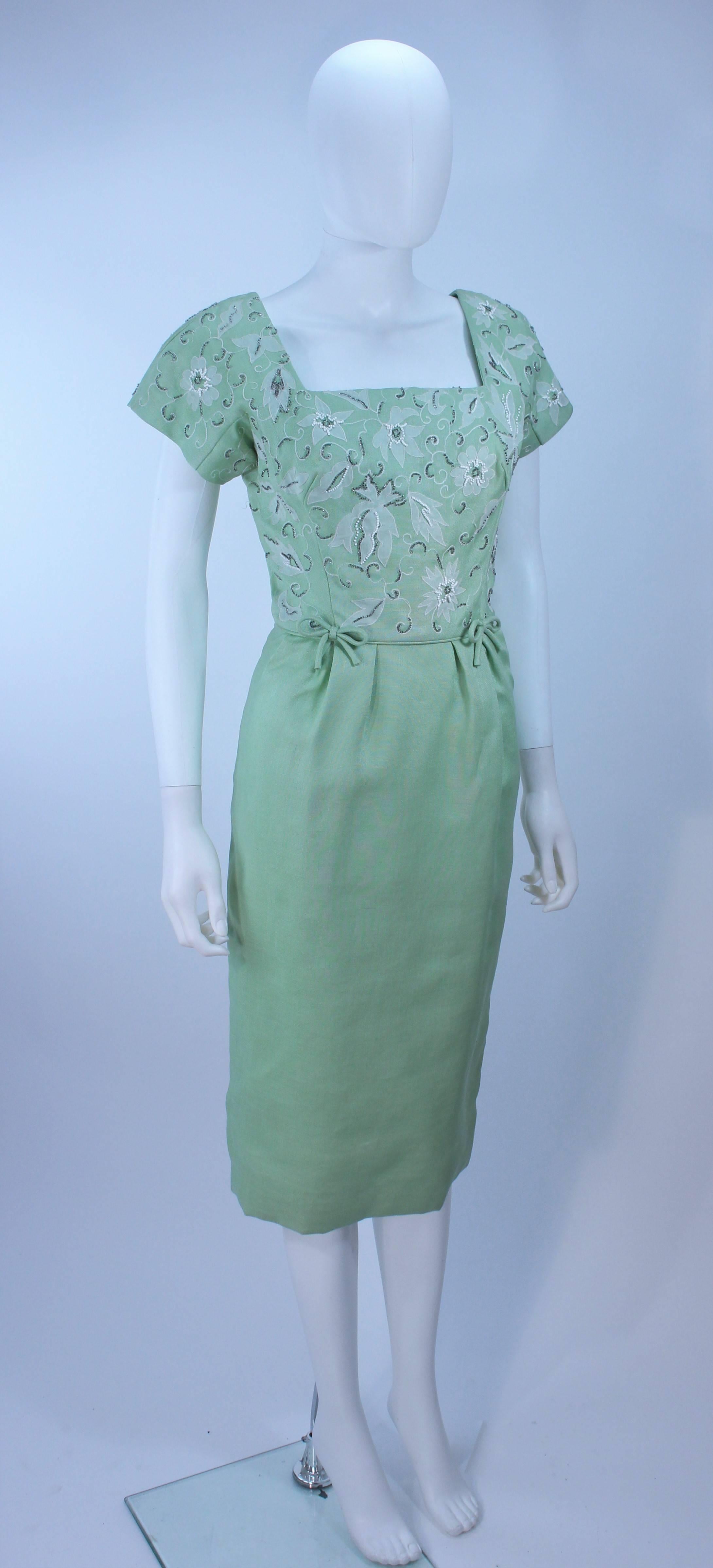 Robe vert sauge avec broderie florale blanche et perlage des années 1950 Taille 2 4 Excellent état - En vente à Los Angeles, CA