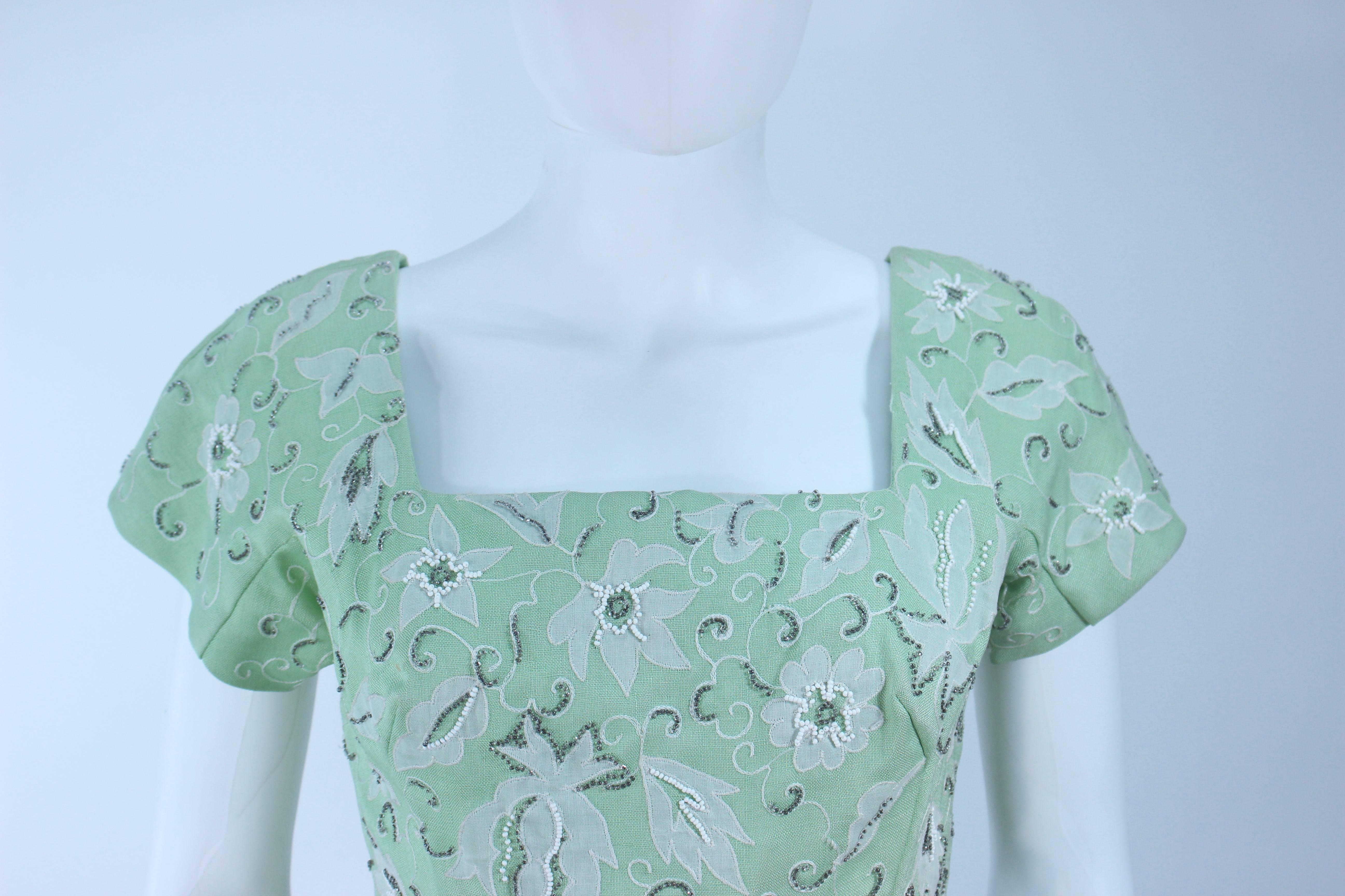 Bleu Robe vert sauge avec broderie florale blanche et perlage des années 1950 Taille 2 4 en vente