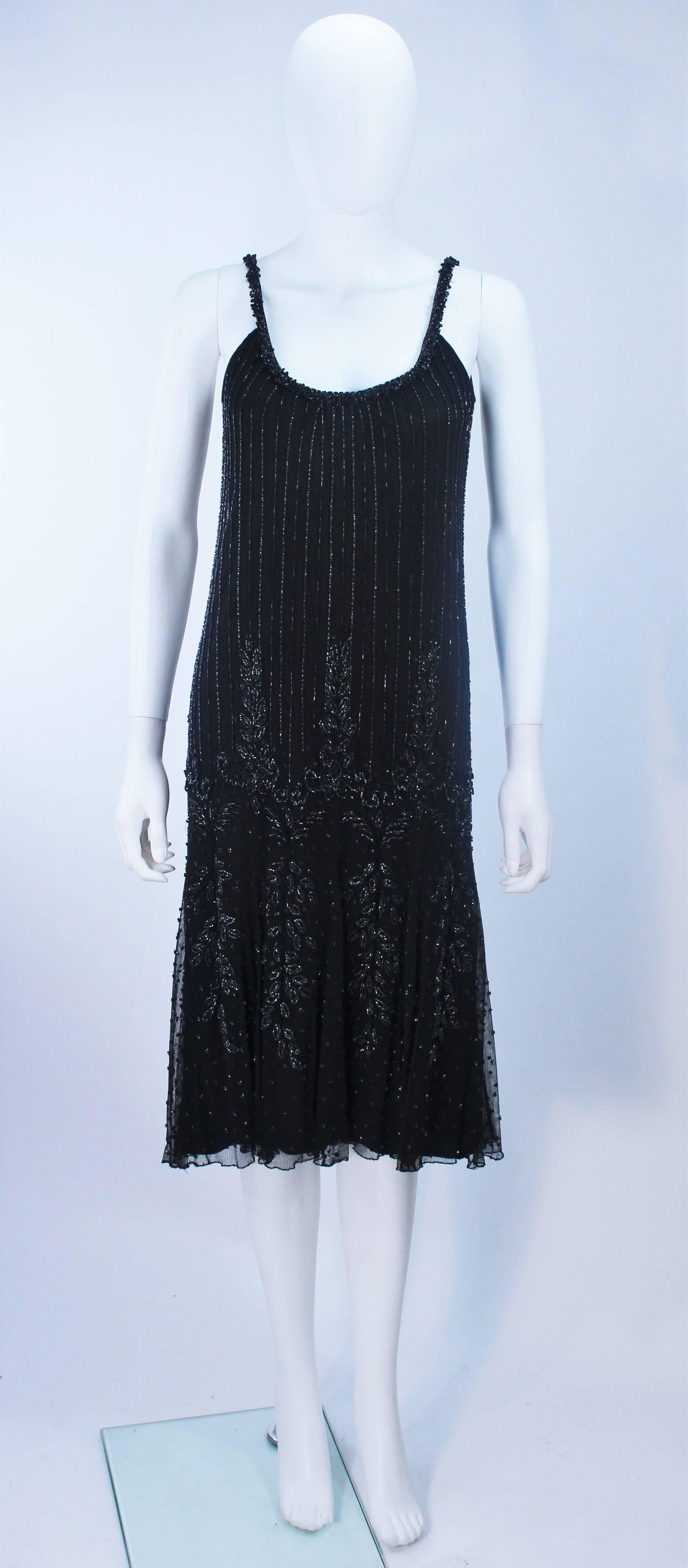 Cette robe Carlota Alfaro est composée d'une maille noire perlée et d'une sous-couche en jersey. La fermeture est à glissière. Vintage, en excellent état.

  **Veuillez comparer les mesures pour vous assurer de leur exactitude. La taille indiquée