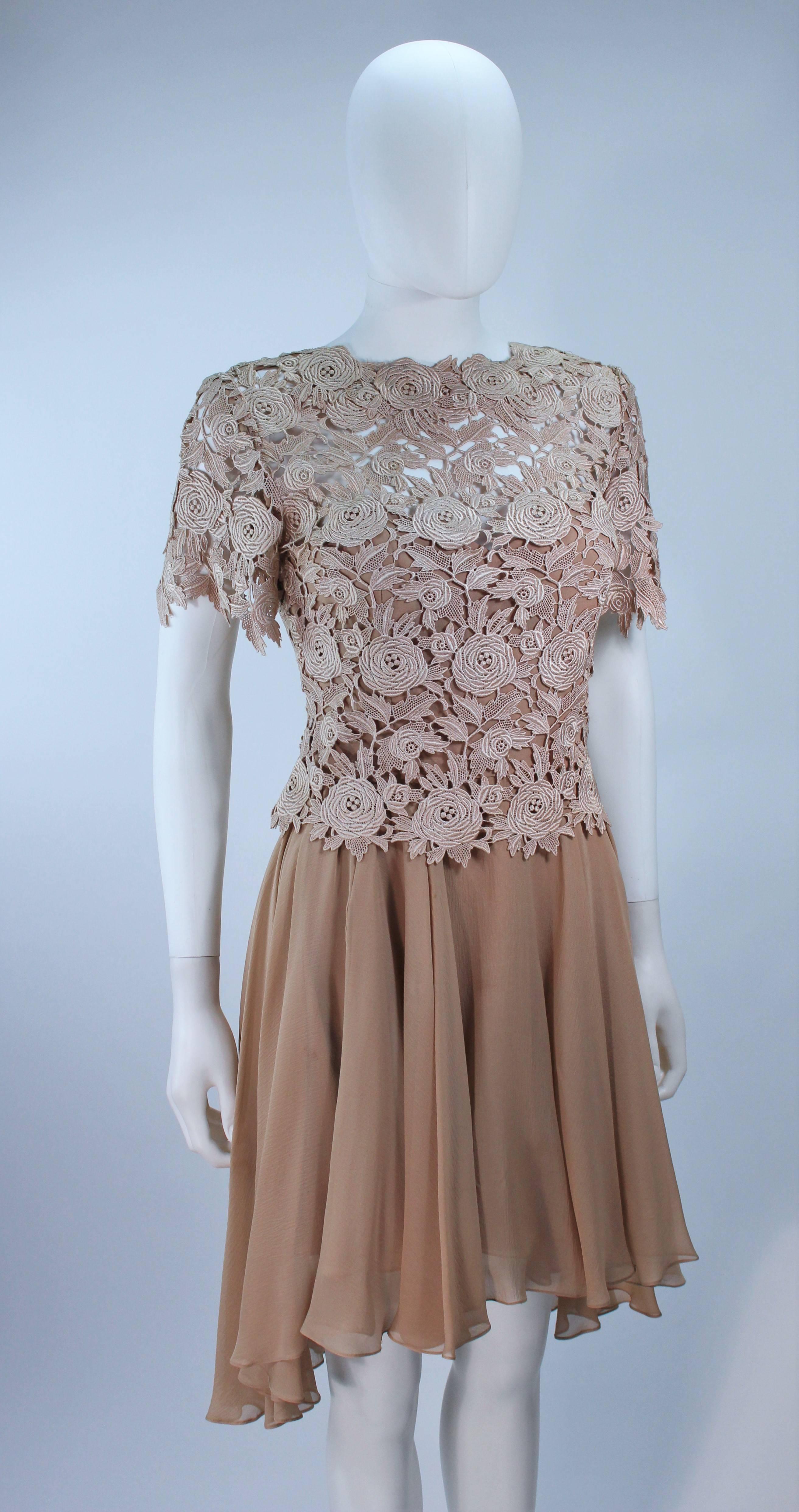 TRAVILLA Floral Lace Cocktail Dress with Chiffon Skirt Size 4 6 In Excellent Condition For Sale In Los Angeles, CA