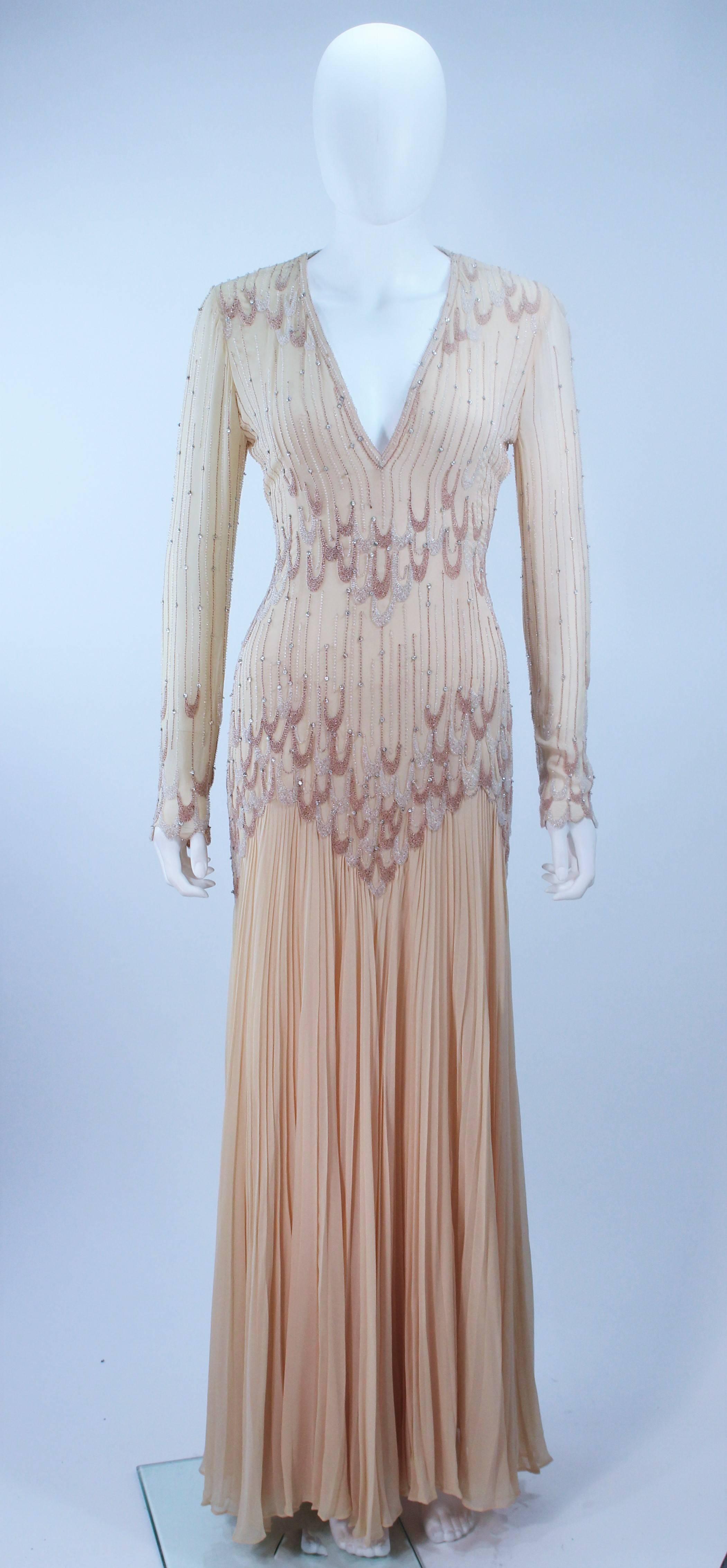 Dieses Balesto  das Kleid besteht aus perlenbesetztem Seidenchiffon in einem beigefarbenen Ton. Es gibt einen seitlichen Reißverschluss mit Haken- und Ösenverschlüssen an der Schulter. In ausgezeichnetem Vintage-Zustand.

  **Bitte vergleichen Sie