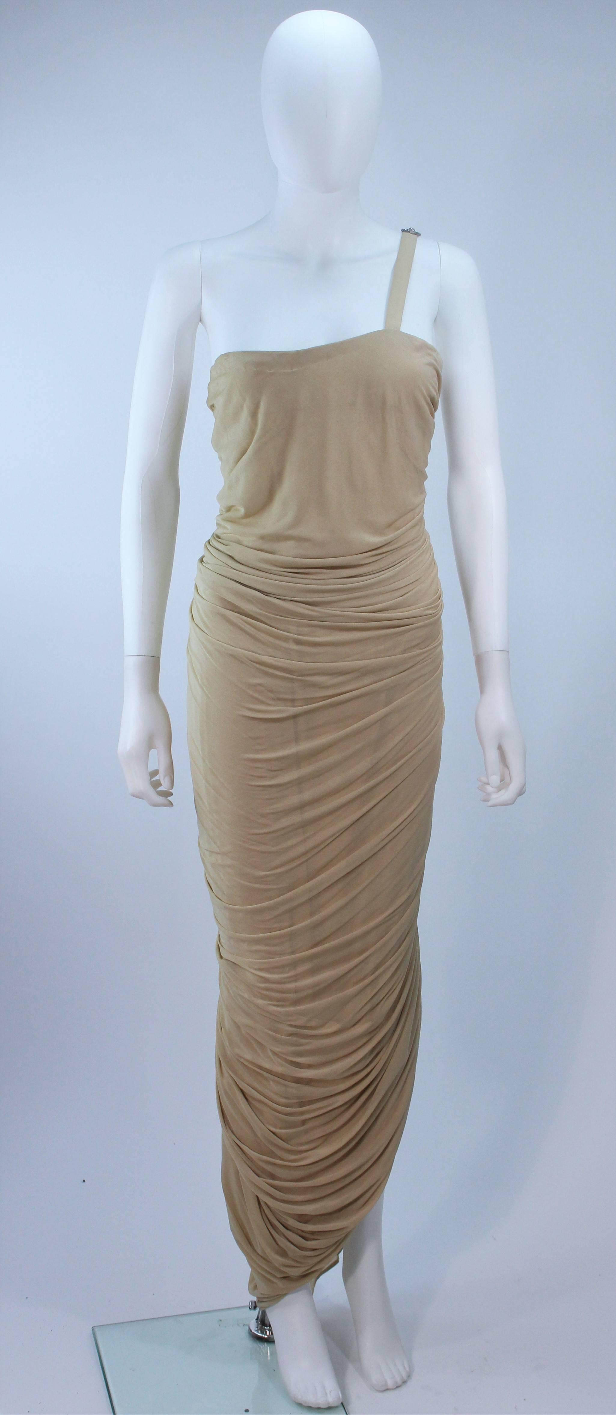 Cette robe Elizabeth Mason Couture  se caractérise par un design stylisé en jersey froncé avec des bretelles en strass. Fabriqué à Hille. 

 La robe peut être confectionnée dans une variété de couleurs. 

Il s'agit d'une commande sur mesure.