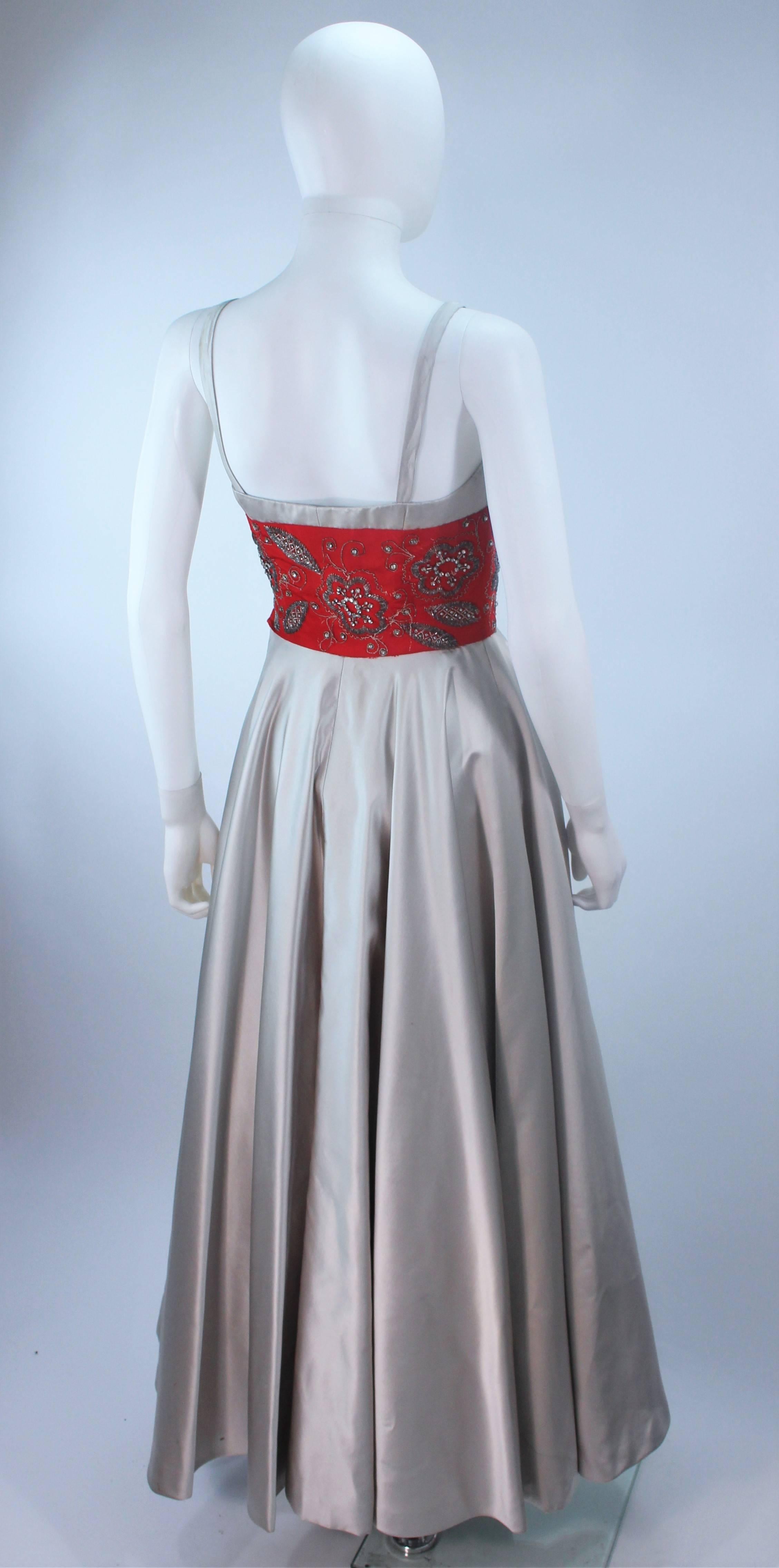 ELEANORA GARNETT Robe en soie argentée des années 1950 avec taille ornée de rouge Taille 2 en vente 2