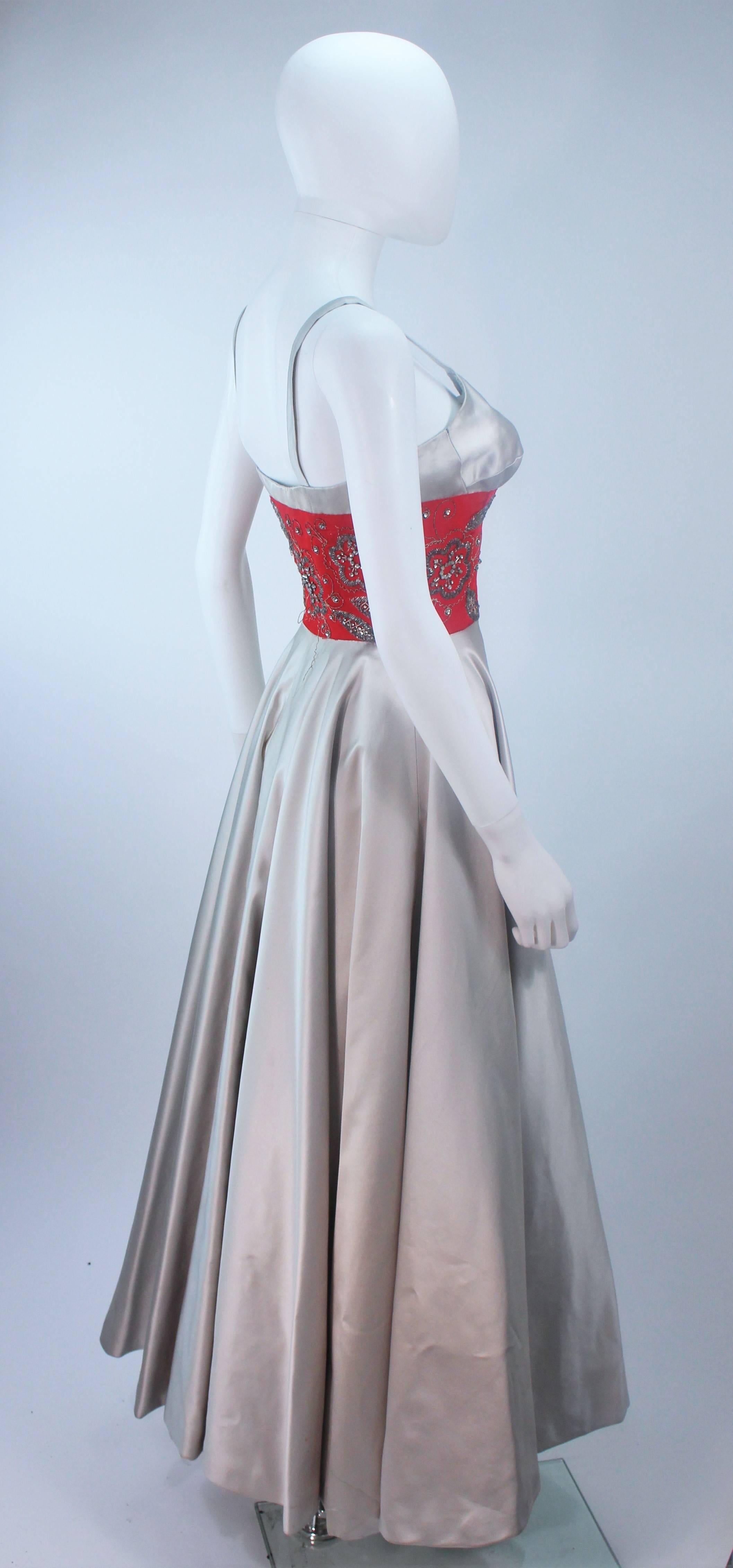 ELEANORA GARNETT Robe en soie argentée des années 1950 avec taille ornée de rouge Taille 2 en vente 3