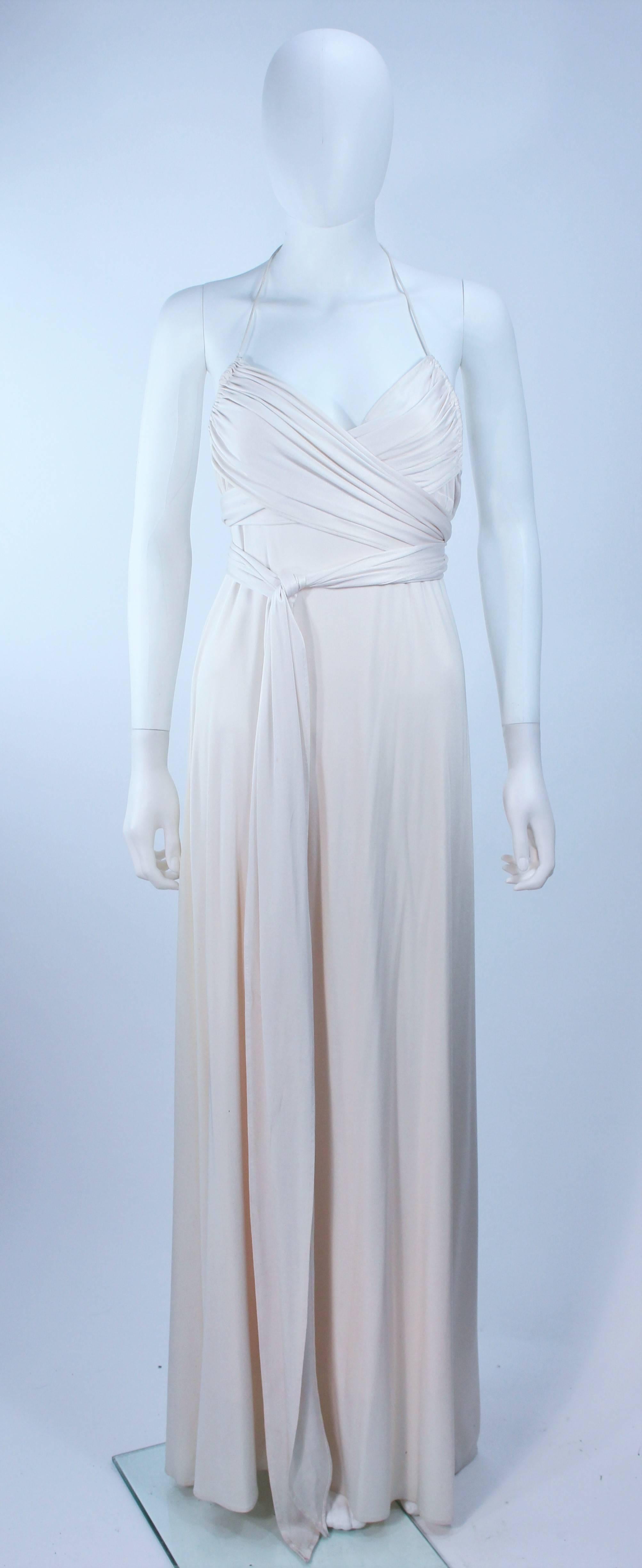 Cette Elizabeth Mason Couture  est composée d'un jersey de soie blanc. Cette robe dos nu présente un style enveloppant avec un lien à la taille et un buste plissé. Design/One chic sans effort. Fabriqué à Hille. 

Il s'agit d'une commande sur mesure.
