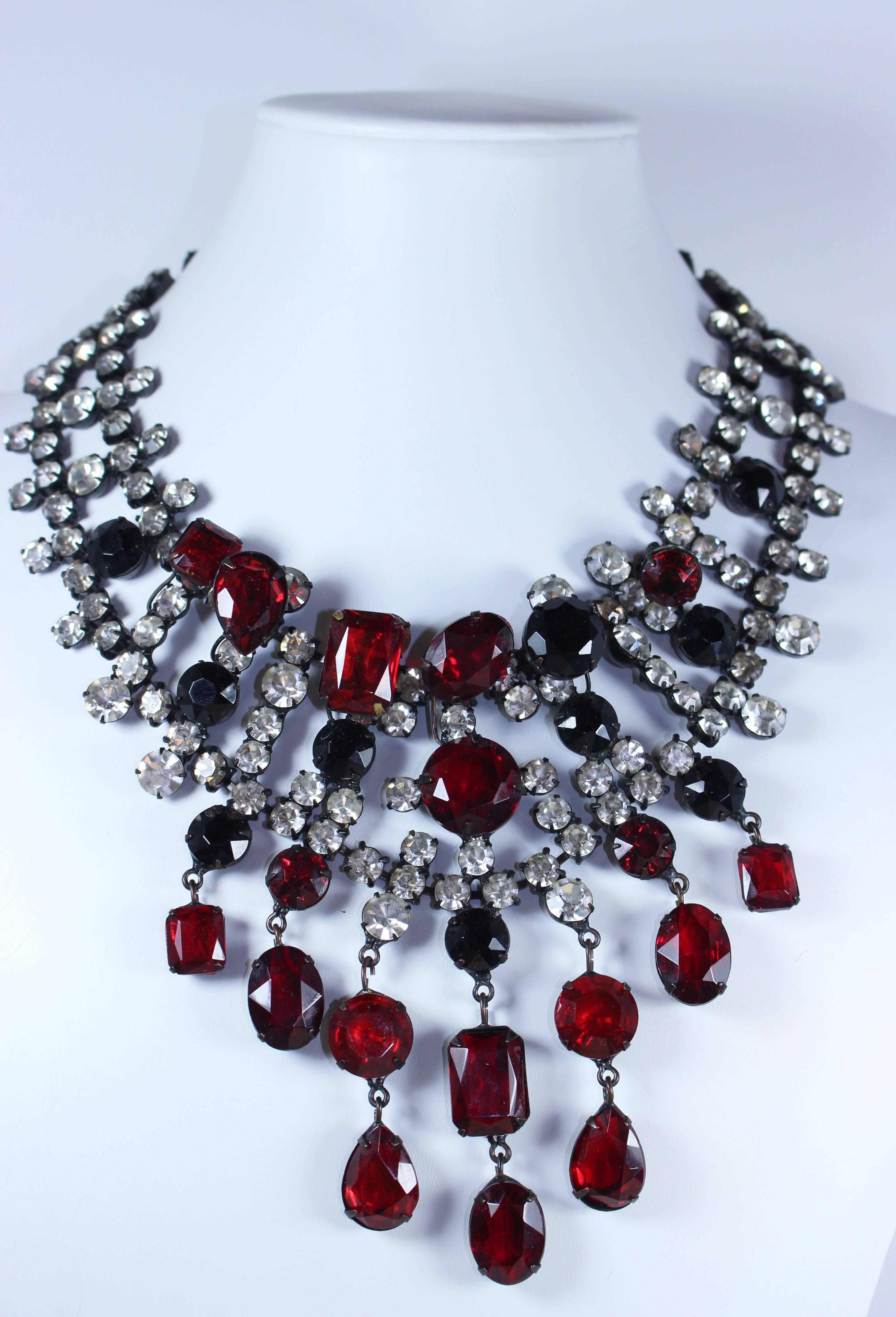 Diese KJL-Halskette besteht aus schwarzem Metall mit weißen und roten Strasssteinen. Der Verschluss ist mit einer Schließe versehen. In tollem Vintage-Zustand.

  **Bitte vergleichen Sie die Maße für Ihre persönliche Genauigkeit. 

Maße