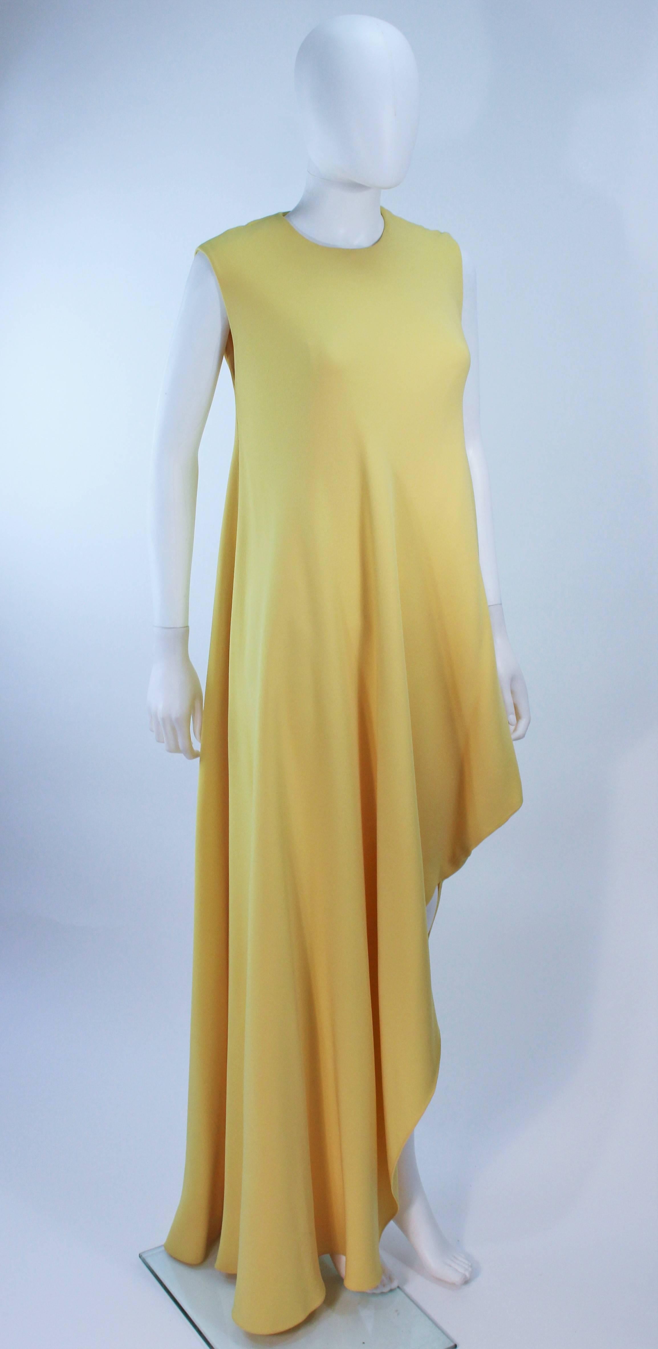 Beige Madame Gres HAUTE COUTURE Betsy Bloomingdale 1960, abito giallo asimmetrico in vendita