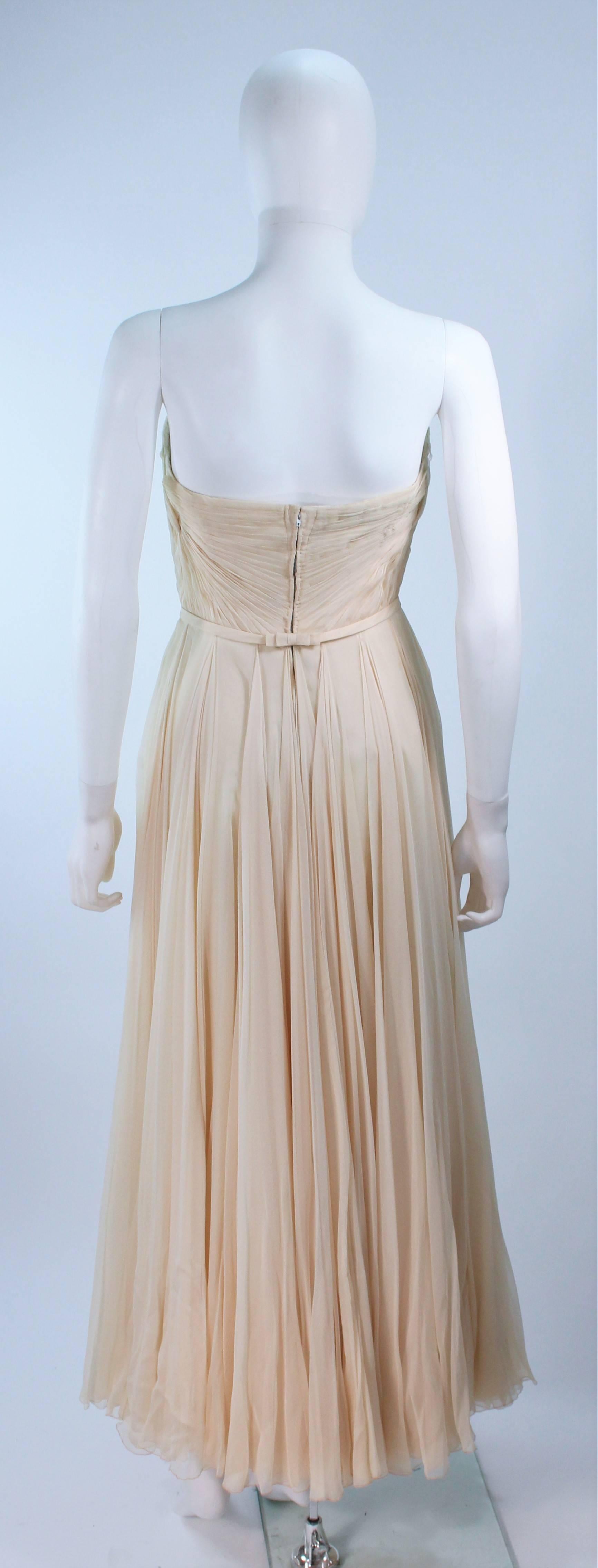 Robe Couture en soie crème des années 1950 et écharpe avec nœuds Taille 0 2 en vente 4