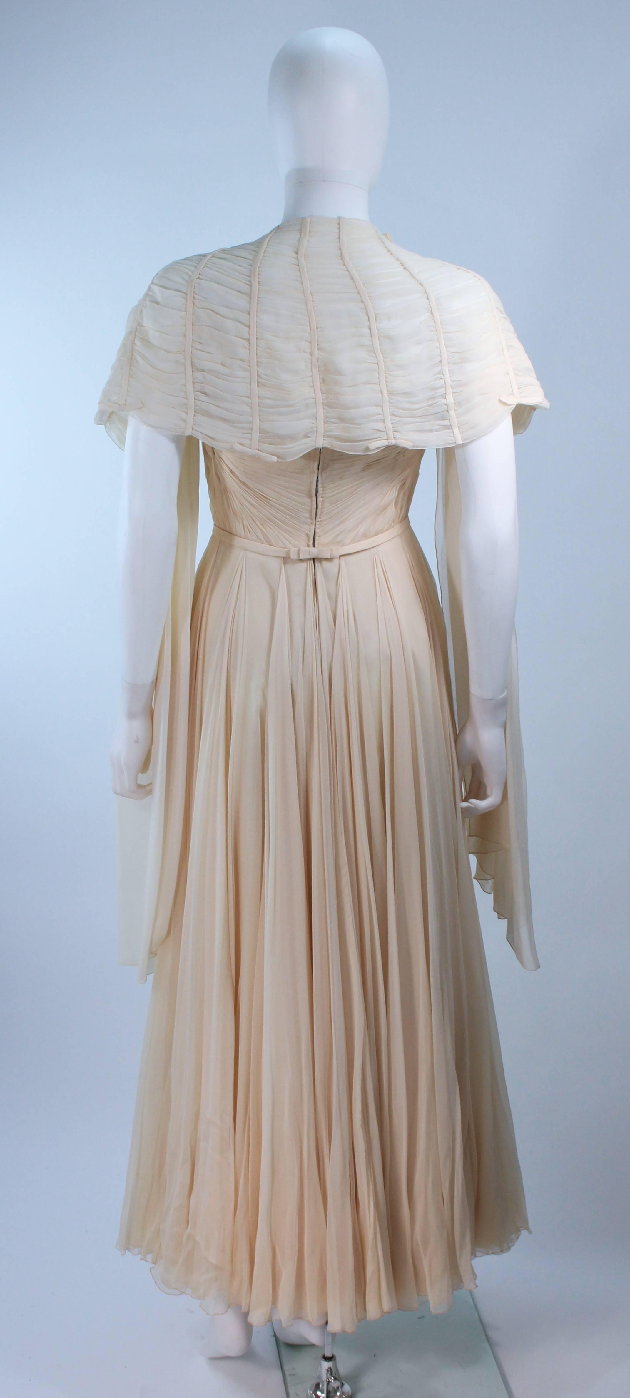 Robe Couture en soie crème des années 1950 et écharpe avec nœuds Taille 0 2 en vente 3