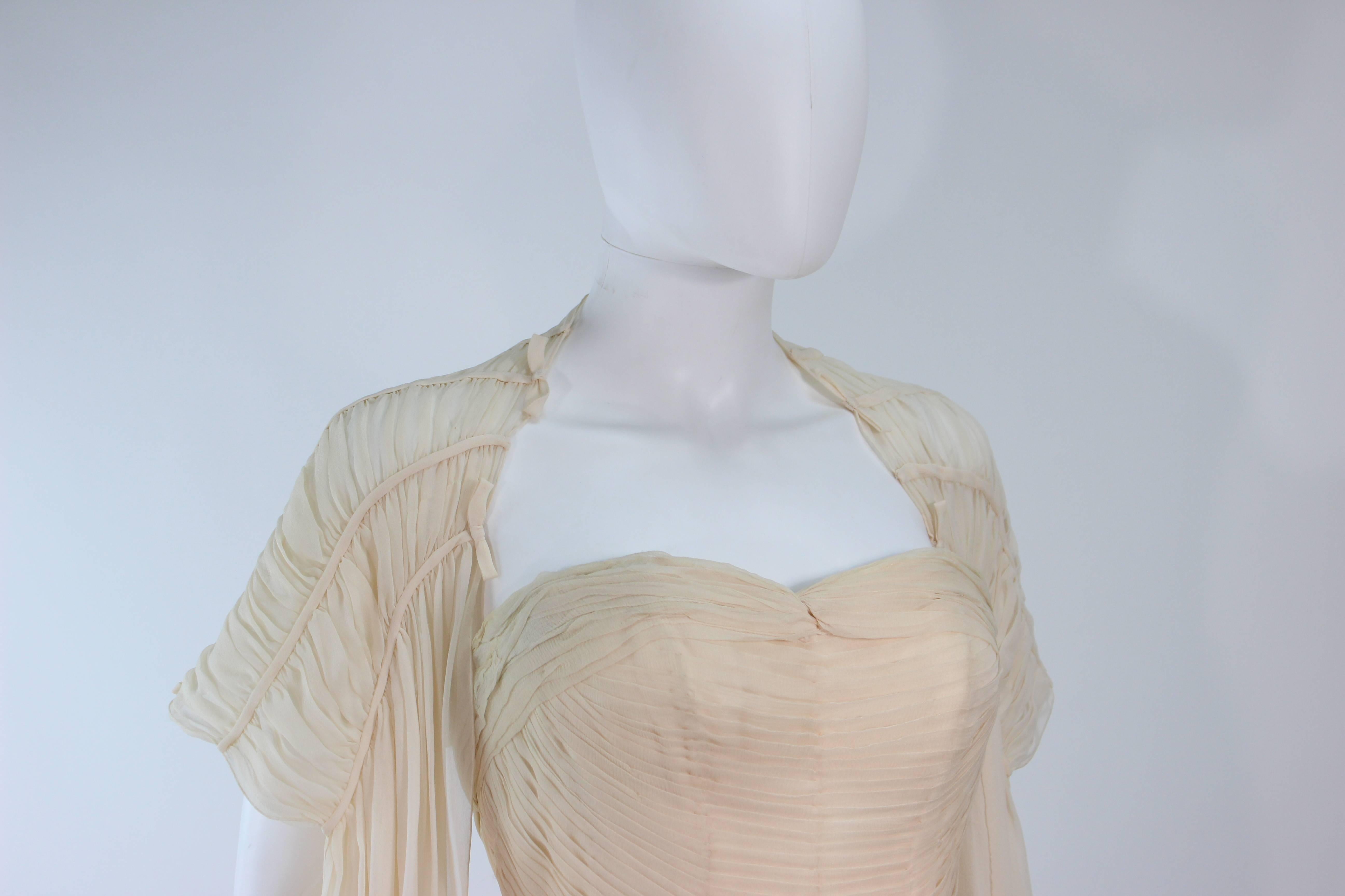 Robe Couture en soie crème des années 1950 et écharpe avec nœuds Taille 0 2 en vente 1