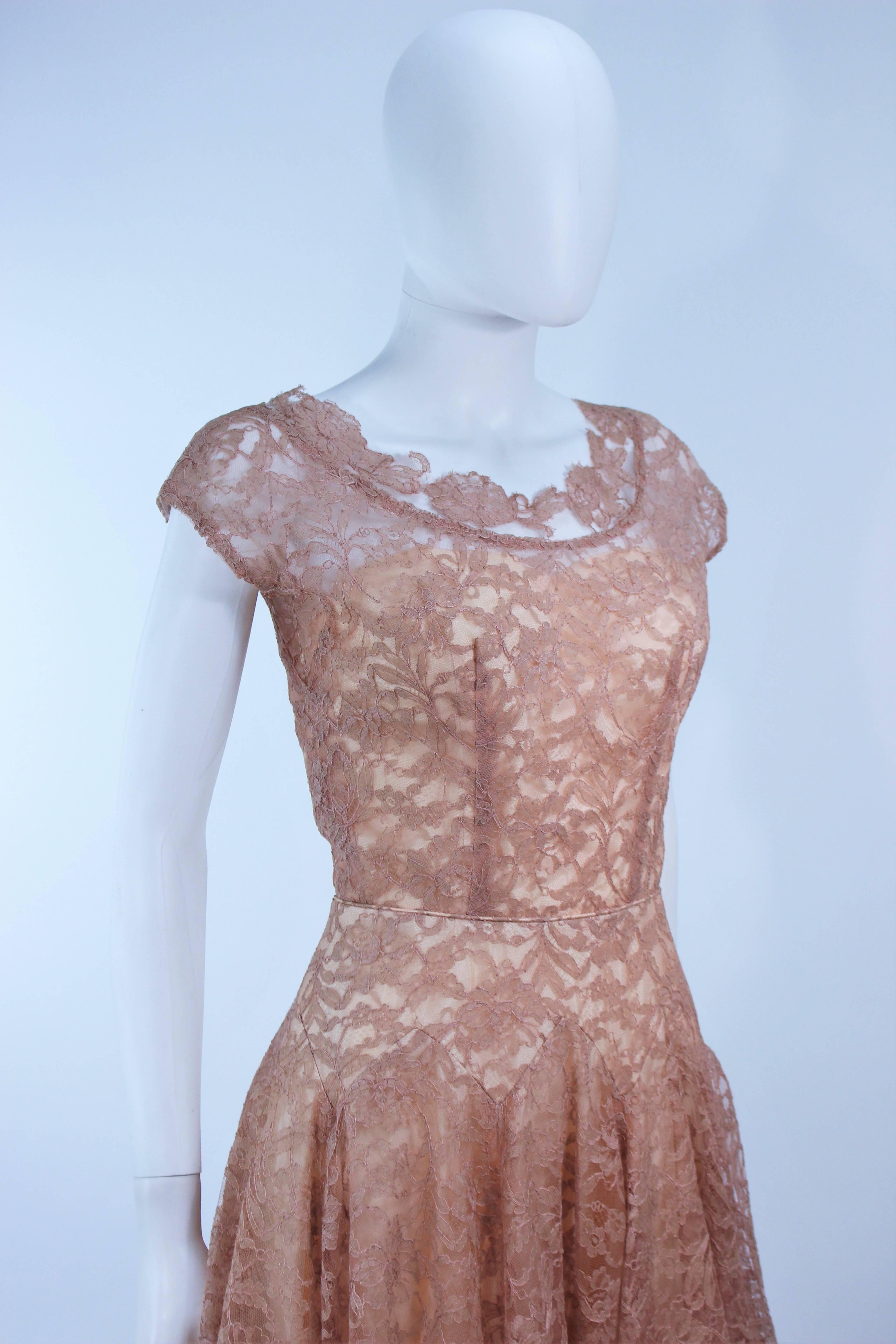 1950's Beige Lace Cocktail Dress with Full Skirt Size 2 4 In Excellent Condition For Sale In Los Angeles, CA