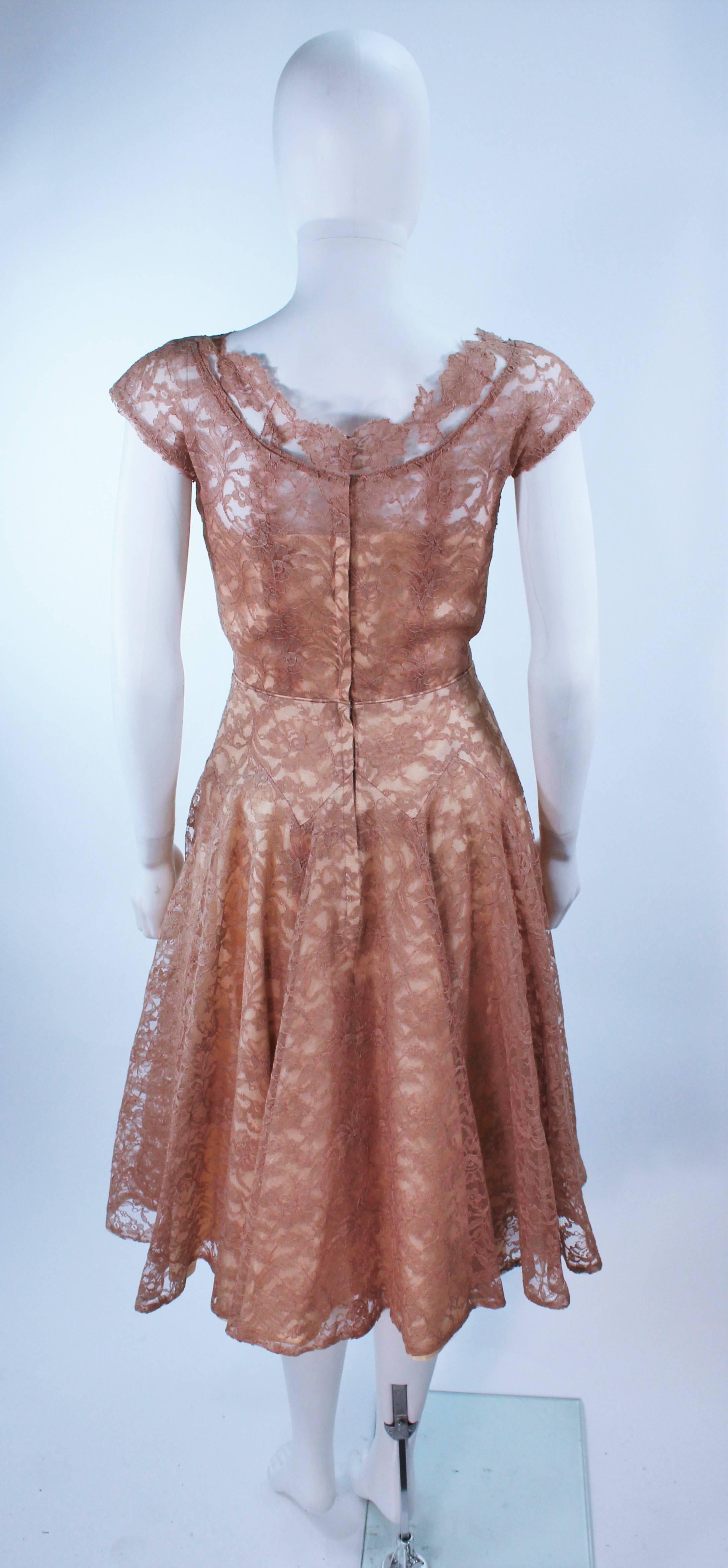 1950's Beige Lace Cocktail Dress with Full Skirt Size 2 4 For Sale 2