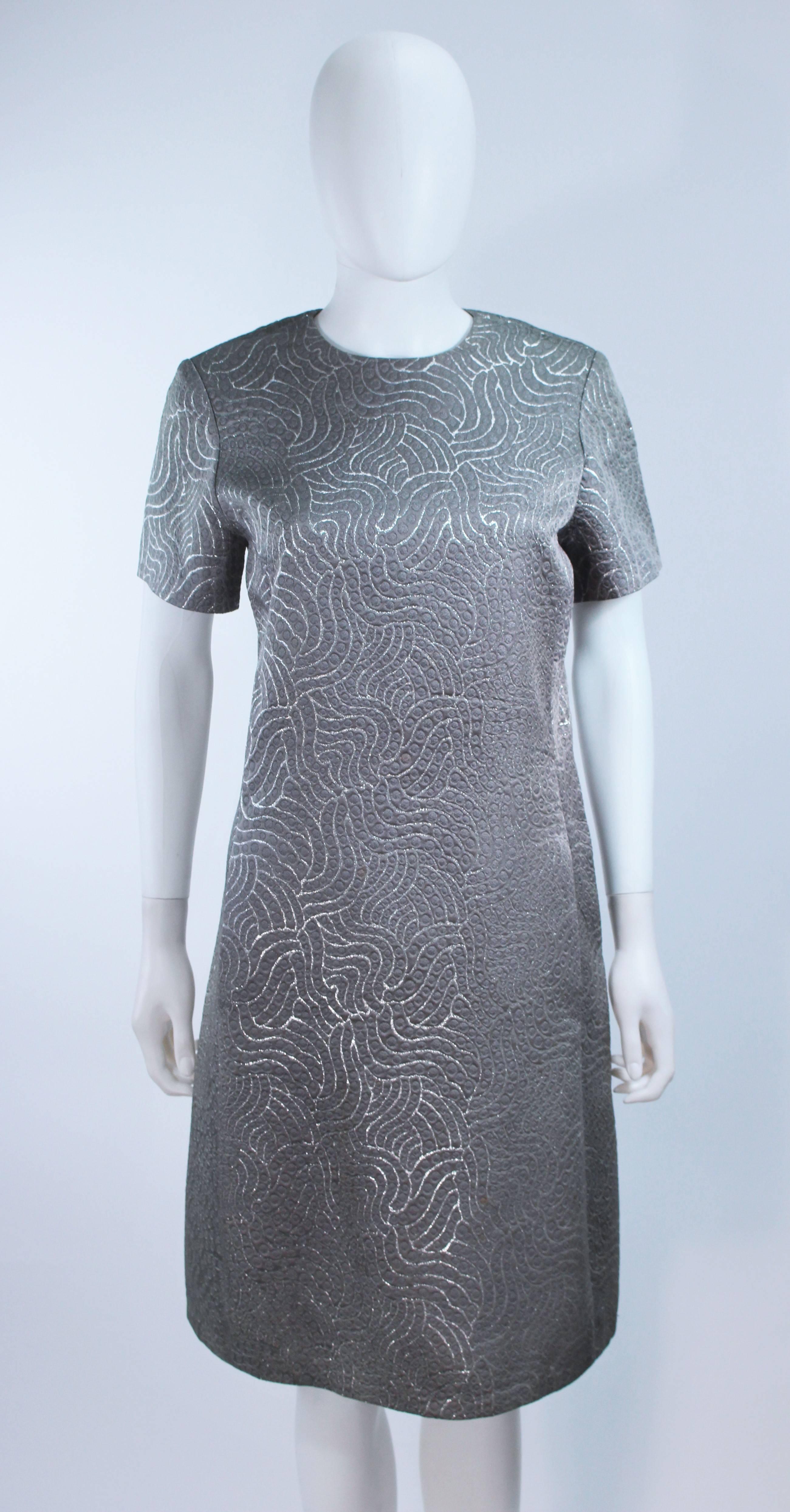 Argent Ensemble robe et manteau en brocart métallisé argenté (années 1960), taille 10 en vente