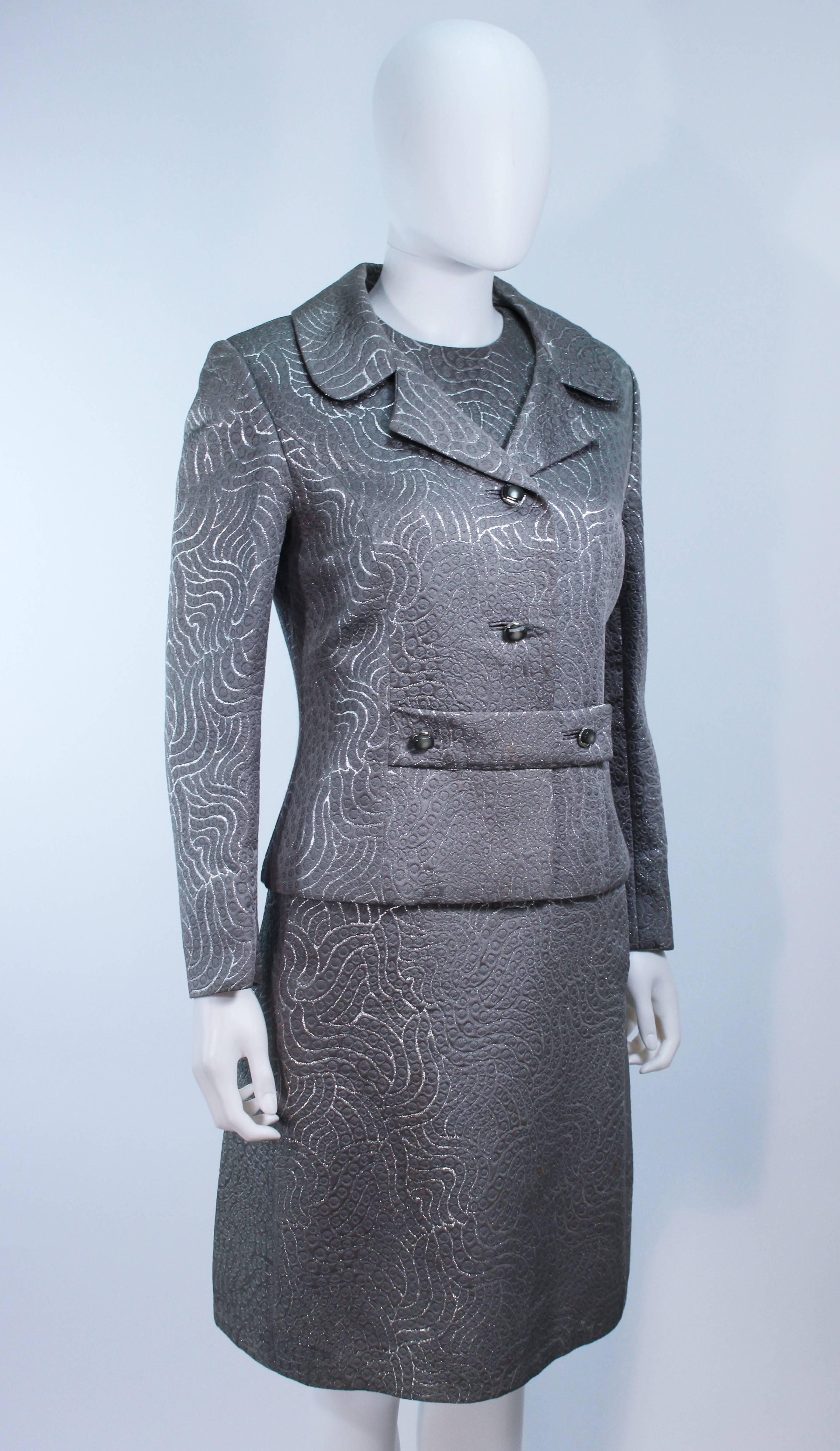 Ensemble robe et manteau en brocart métallisé argenté (années 1960), taille 10 Pour femmes en vente