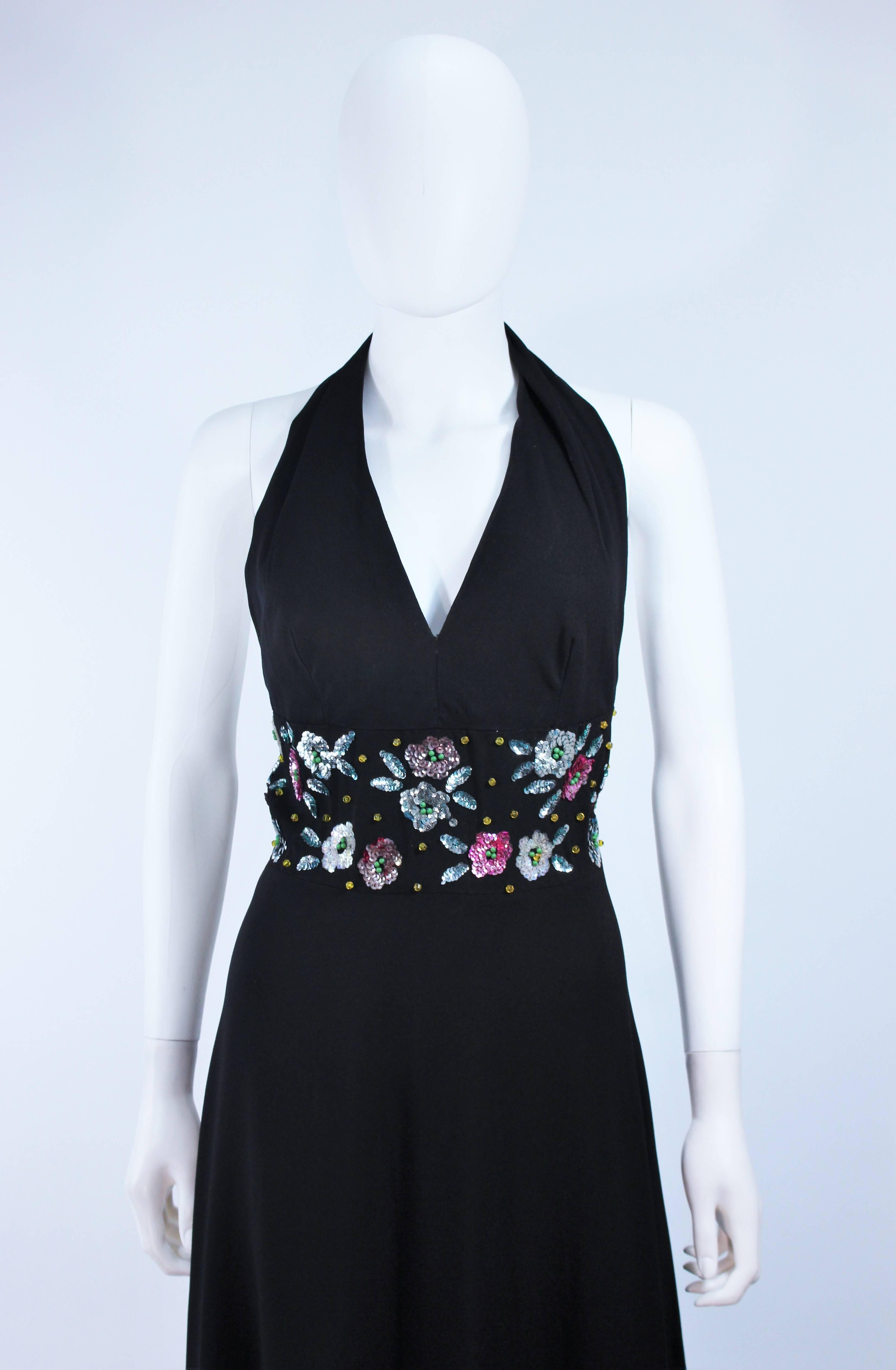 Noir Maxi dos nu noir des années 1970 avec ornements à sequins floraux Taille 6 8 en vente