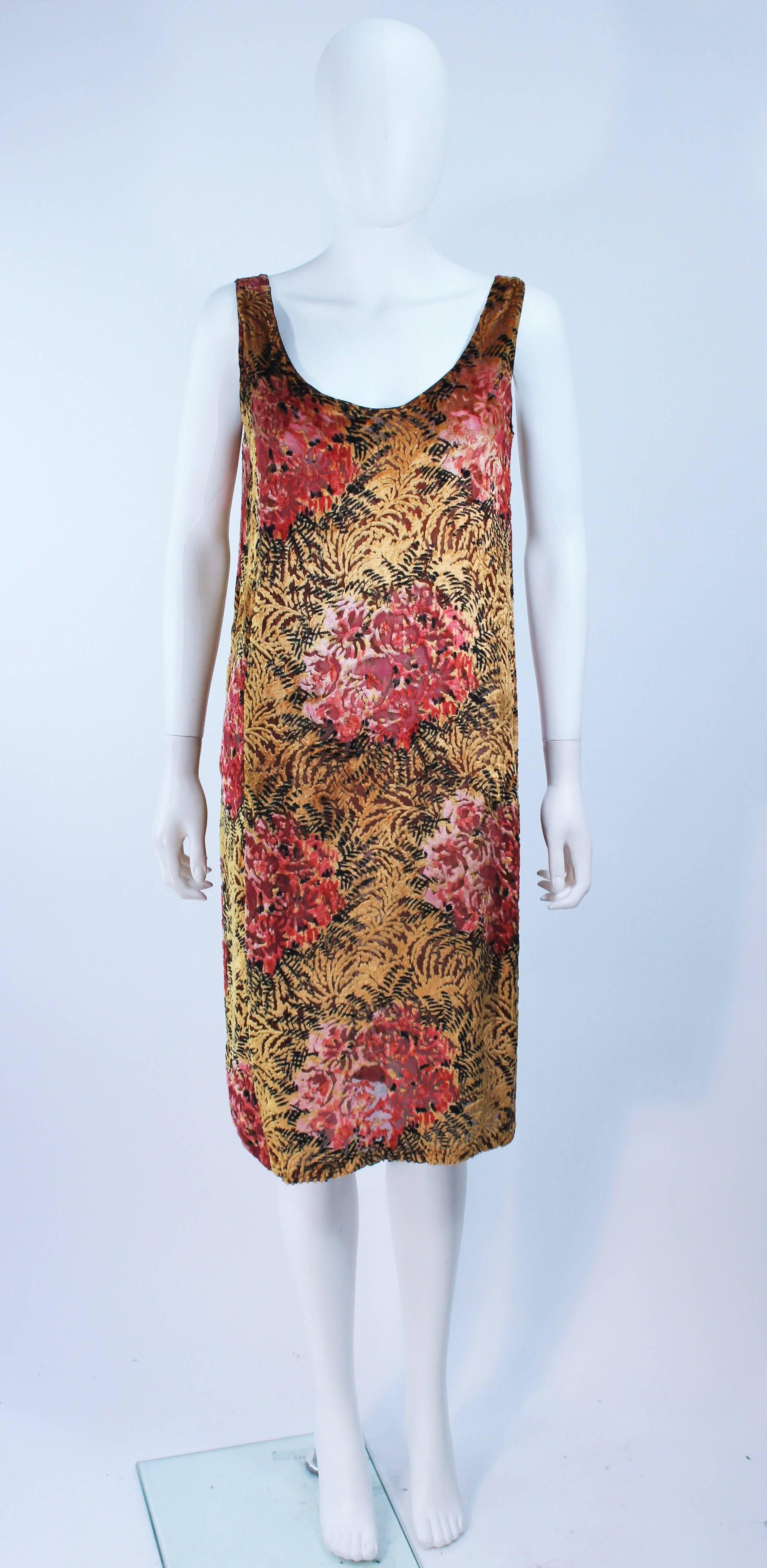 This custom 1940's design is composed of a orange hue floral patterned velvet. Handmade. In excellent vintage condition.

**Please cross-reference measurements for personal accuracy. Size in description box is an estimation.

Measures