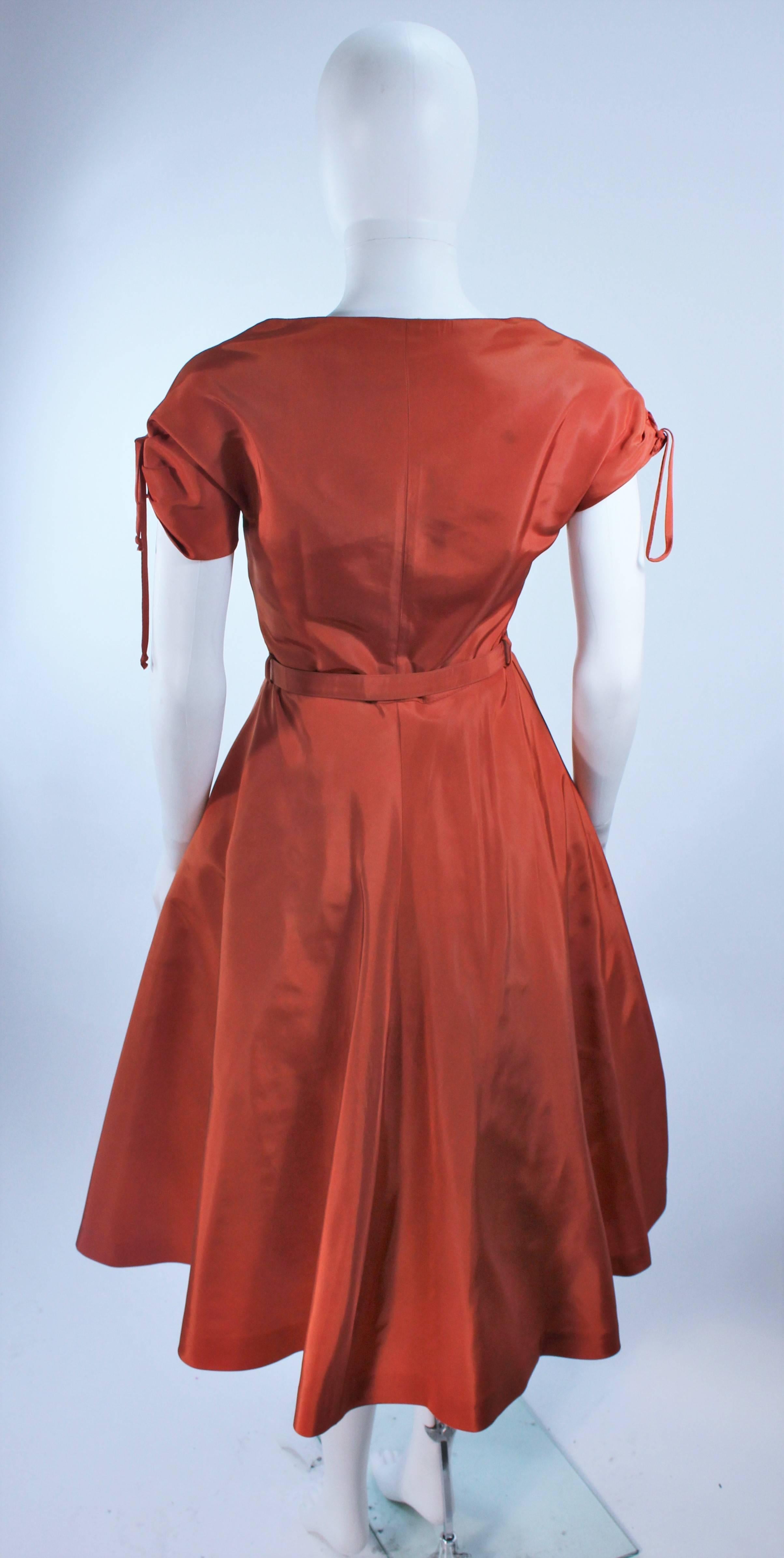 DELLTOWN Abito da cocktail arancione brunito anni '50 con bordi smerlati taglia 2 in vendita 2