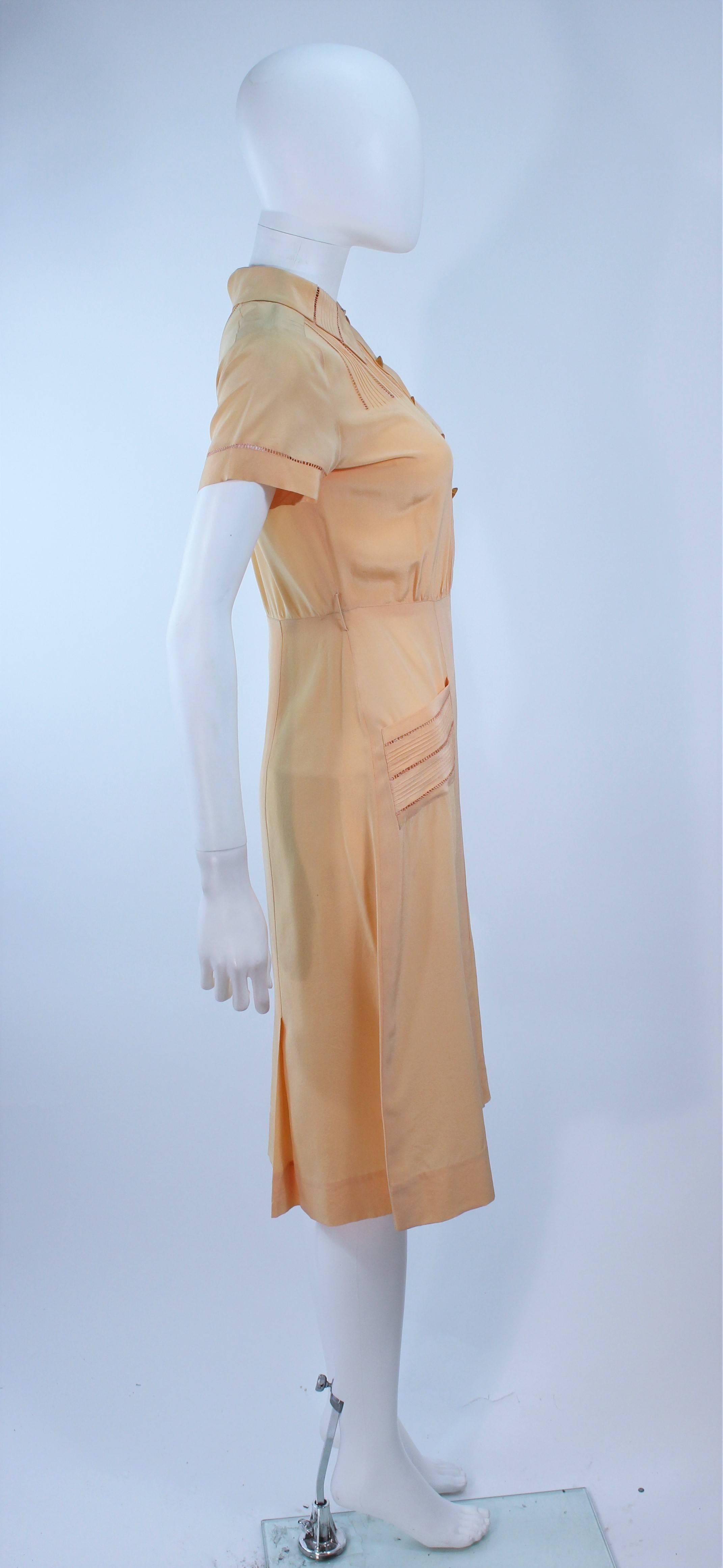 Vintage 1940er Apricot Seiden-Tageskleid Größe 2 4 im Angebot 3