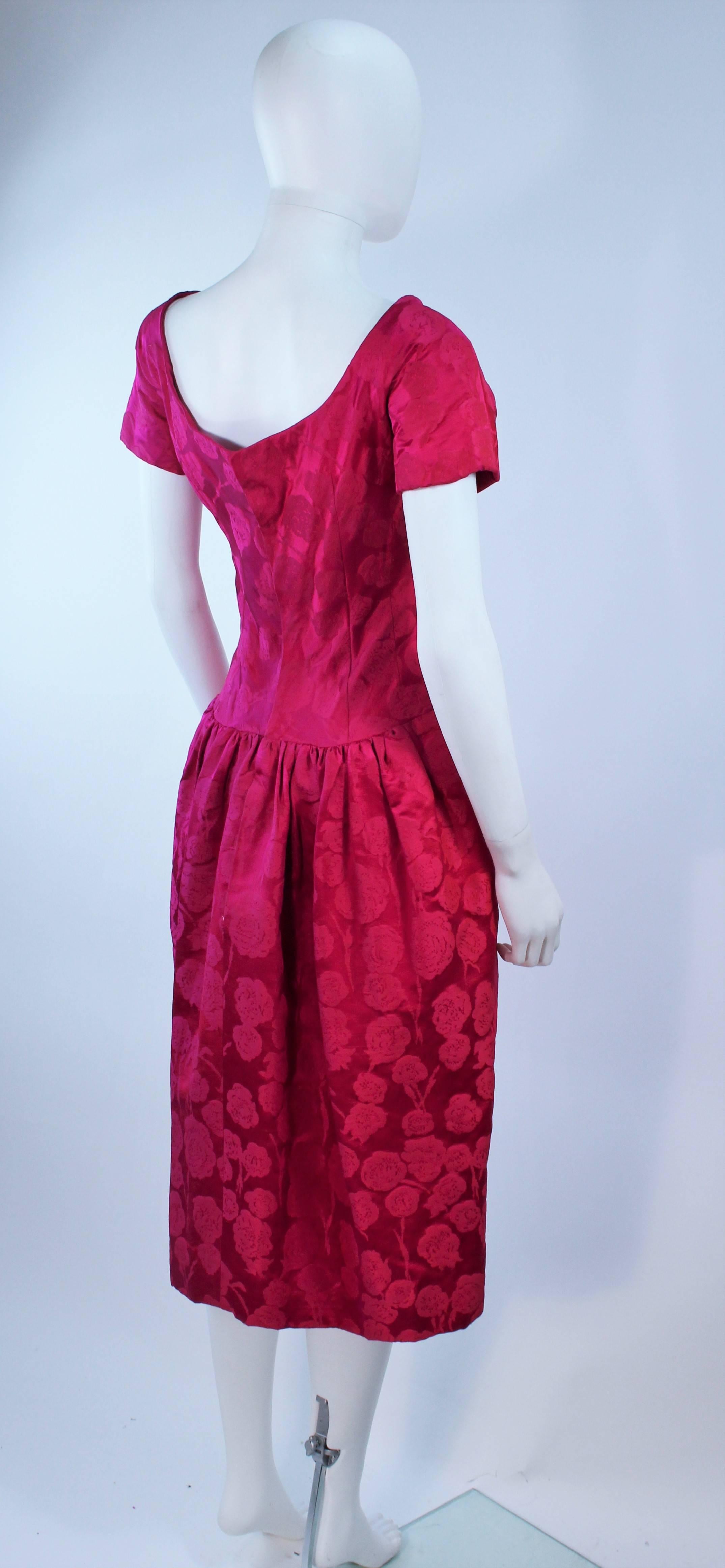SCHIAPARELLI Attributed Robe de cocktail haute couture en damas de soie rose Taille 4  en vente 2