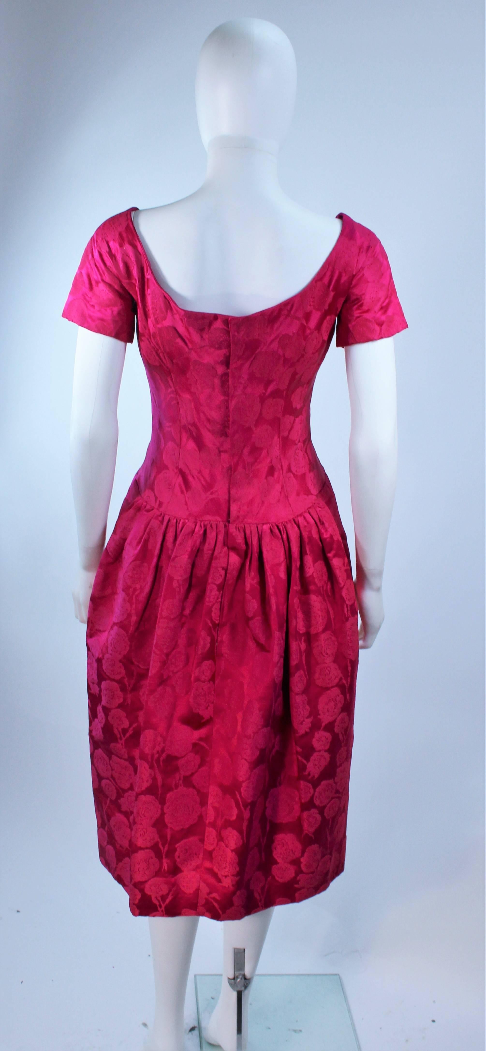 SCHIAPARELLI Attributed Robe de cocktail haute couture en damas de soie rose Taille 4  en vente 3
