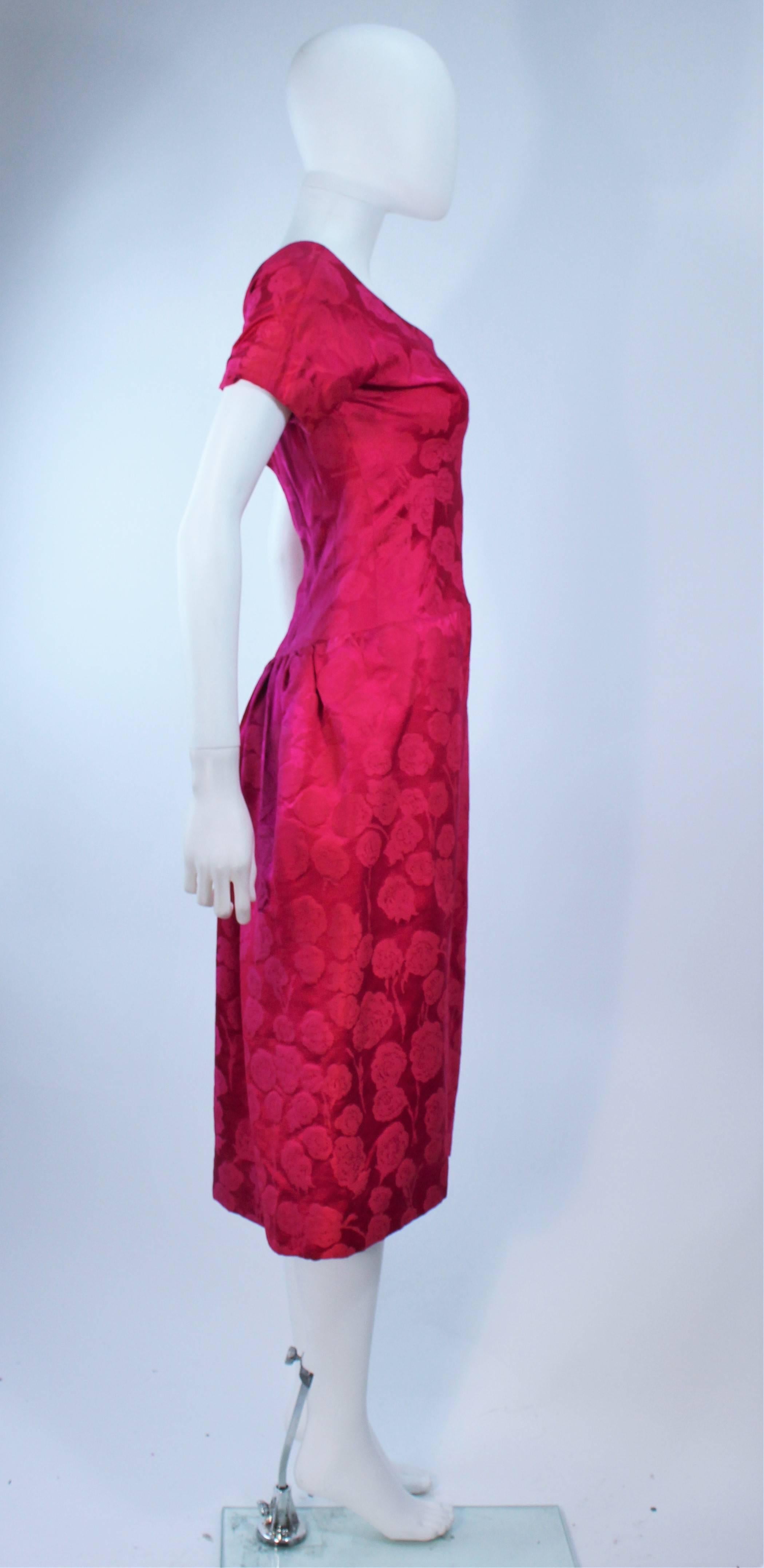 SCHIAPARELLI Attributed Robe de cocktail haute couture en damas de soie rose Taille 4  en vente 1
