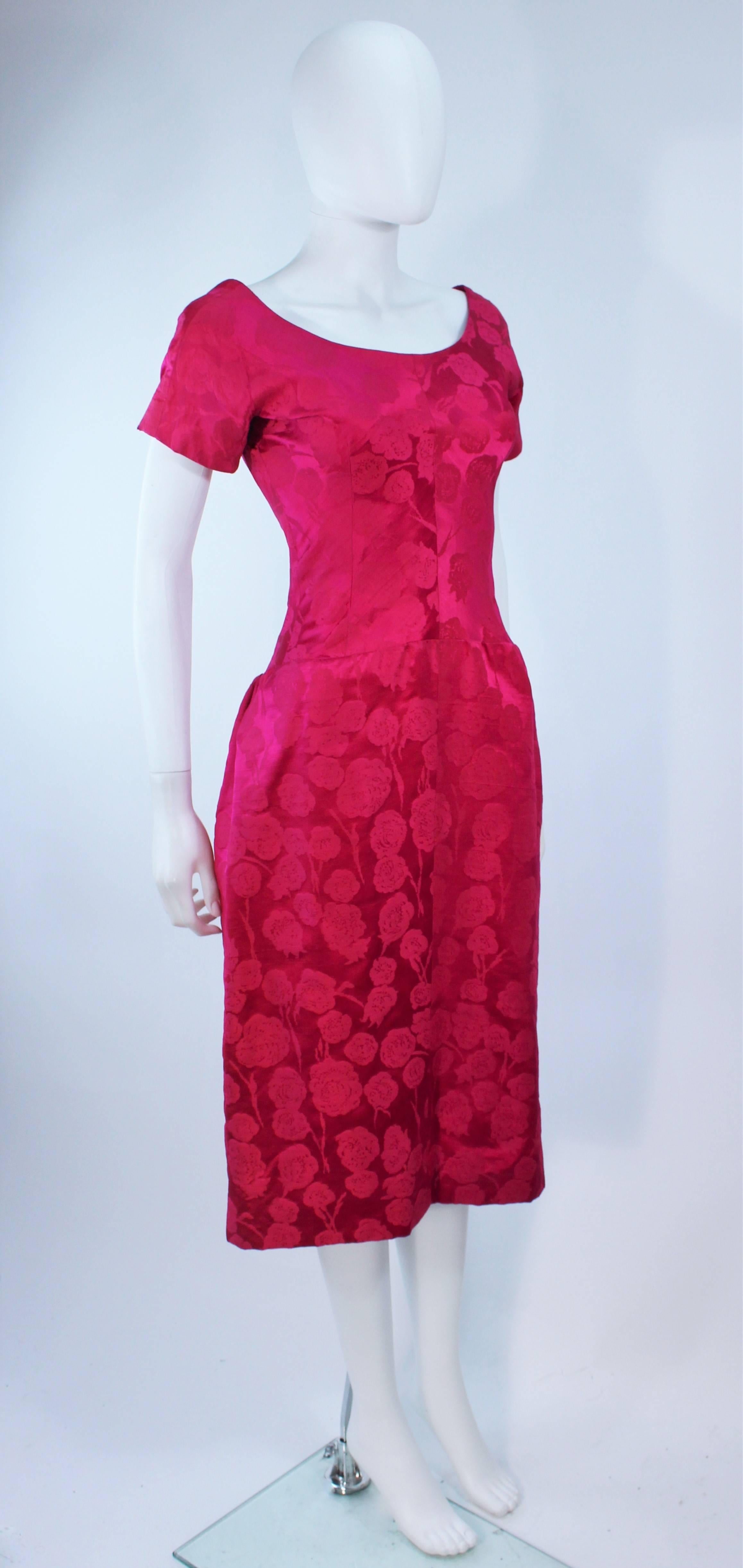 SCHIAPARELLI Attributed Robe de cocktail haute couture en damas de soie rose Taille 4  Excellent état - En vente à Los Angeles, CA