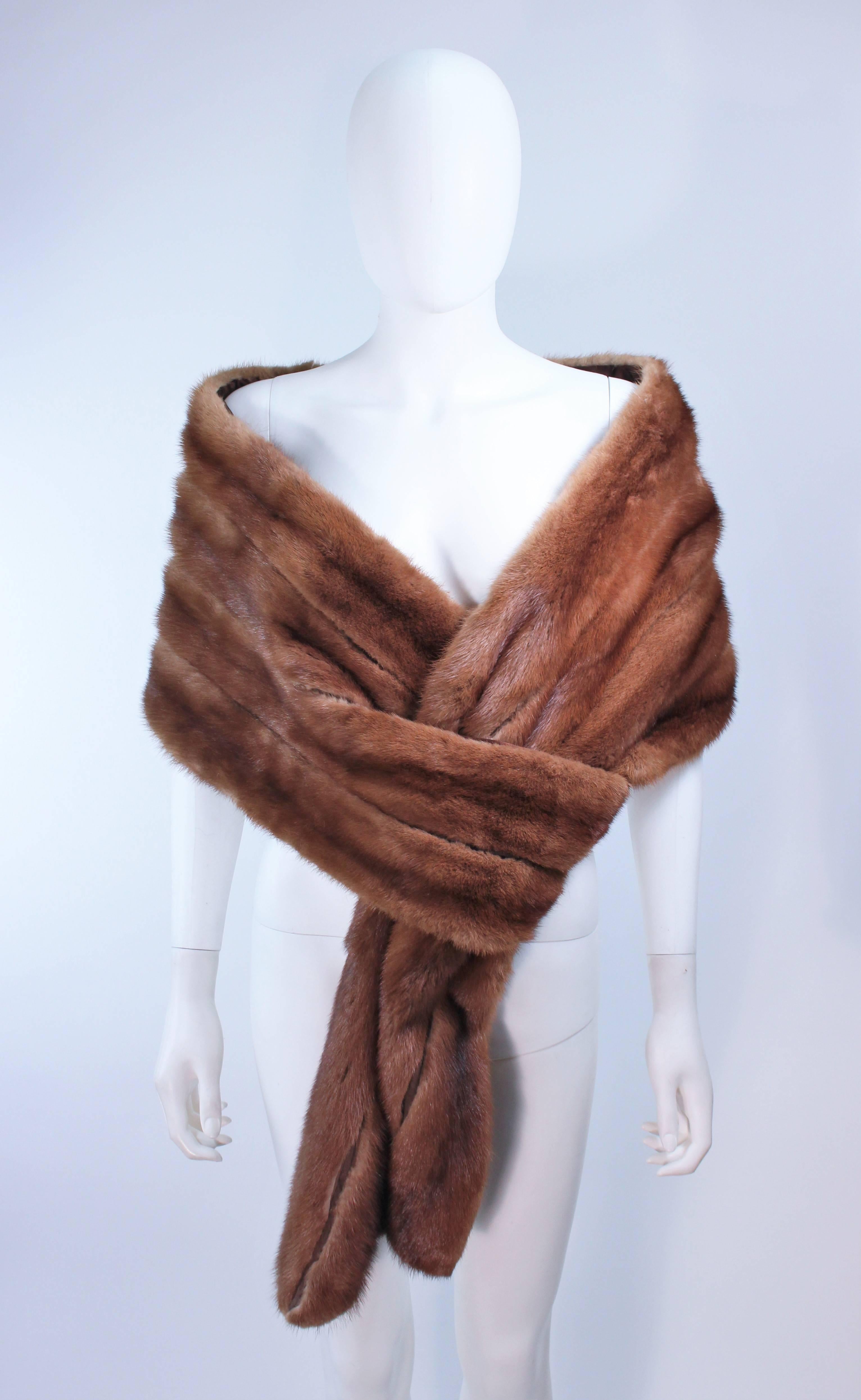 This wrap is composed of a natural brown mink with silk lining. In good vintage condition, shows signs of age.

**Please cross-reference measurements for personal accuracy. Size in description box is an estimation.

Measures