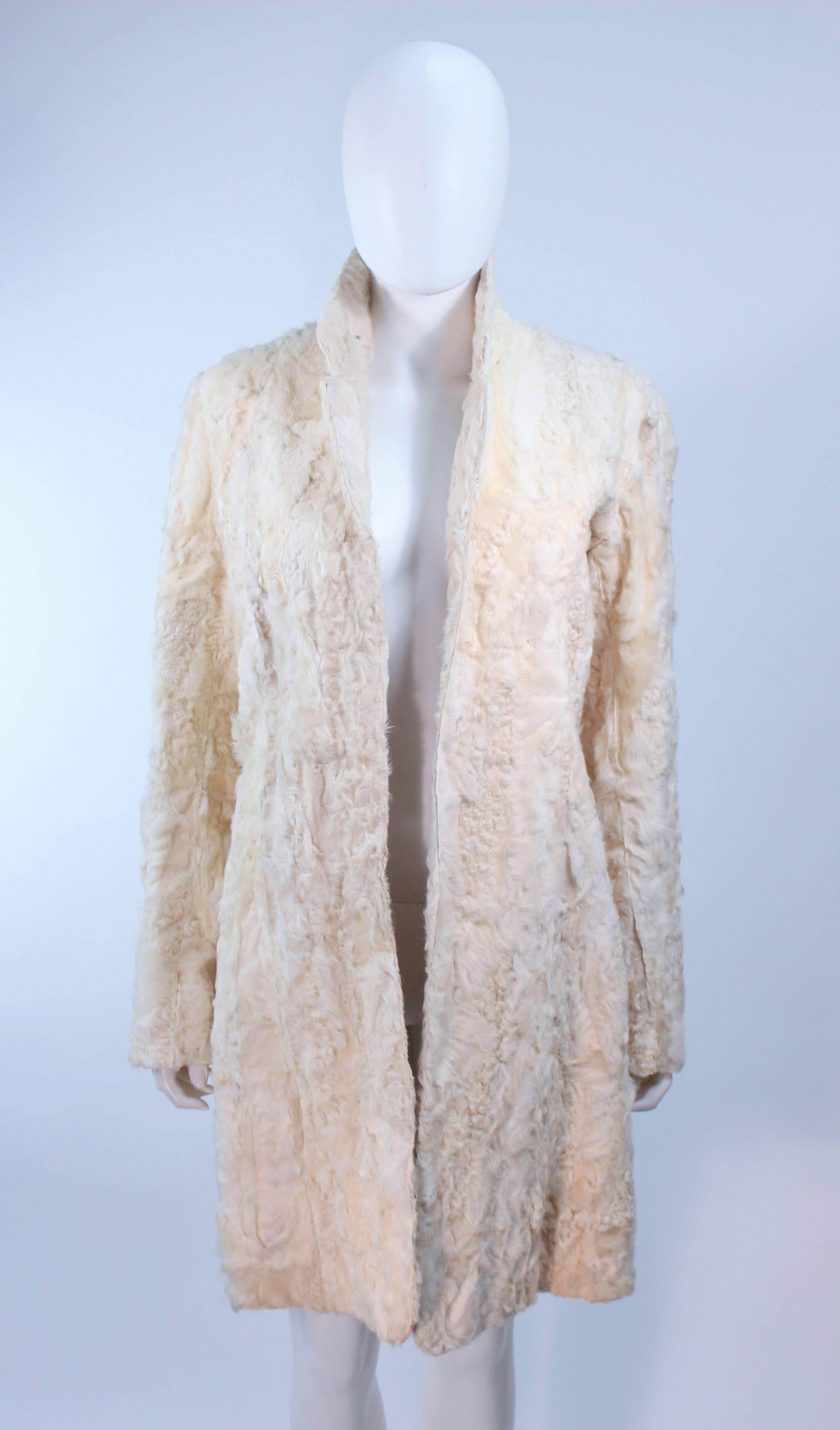 This coat is composed of a white lamb. Features an open style front with side pockets. In great vintage condition, some signs of wear.

**Please cross-reference measurements for personal accuracy. Size in description box is an