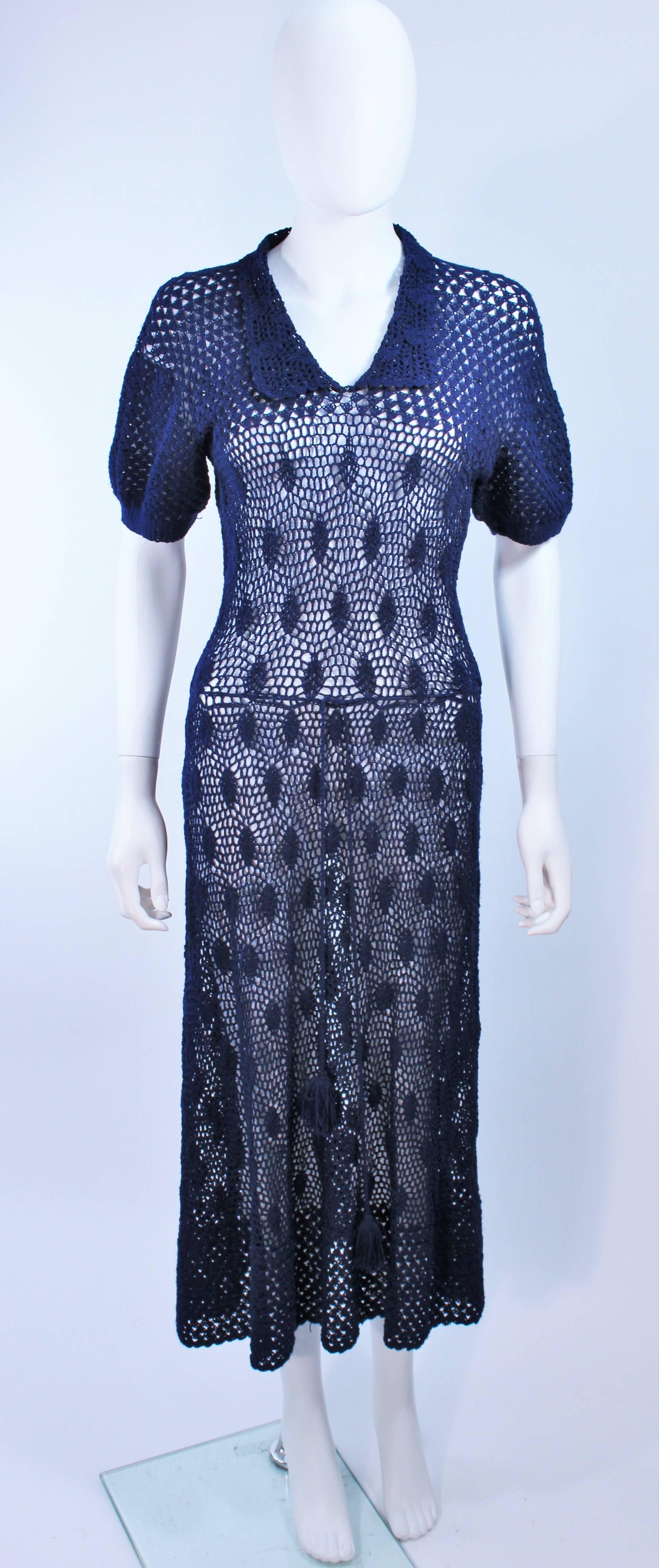 Questo vestito è composto da una maglia all'uncinetto di colore blu. Presenta un dettaglio di cravatta in vita. In eccellenti condizioni vintage.

**Si prega di fare un riferimento incrociato alle misure per verificare l'accuratezza personale. Le