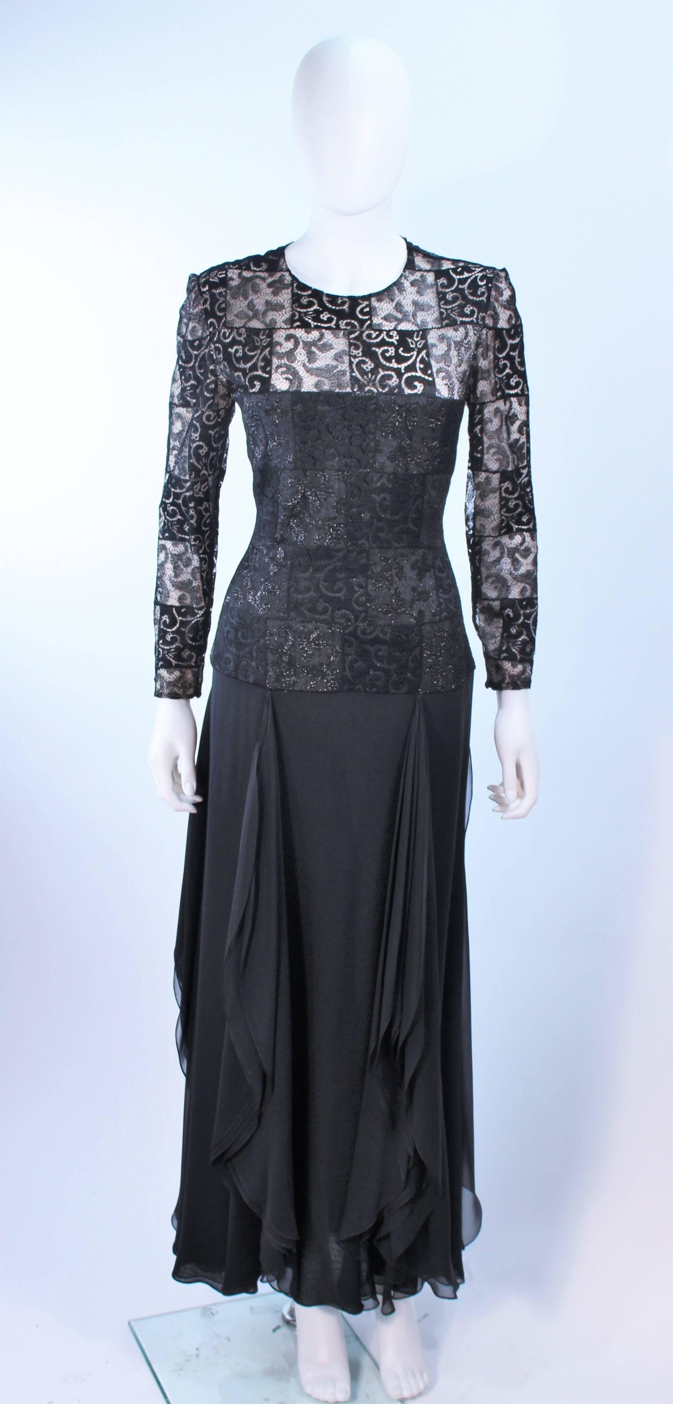 Cette robe est composée de dentelle métallique noire avec une jupe drapée en mousseline. Il est doté d'une doublure intérieure nude et d'une fermeture éclair au centre du dos. Vintage, en excellent état.

**Veuillez croiser les mesures pour une