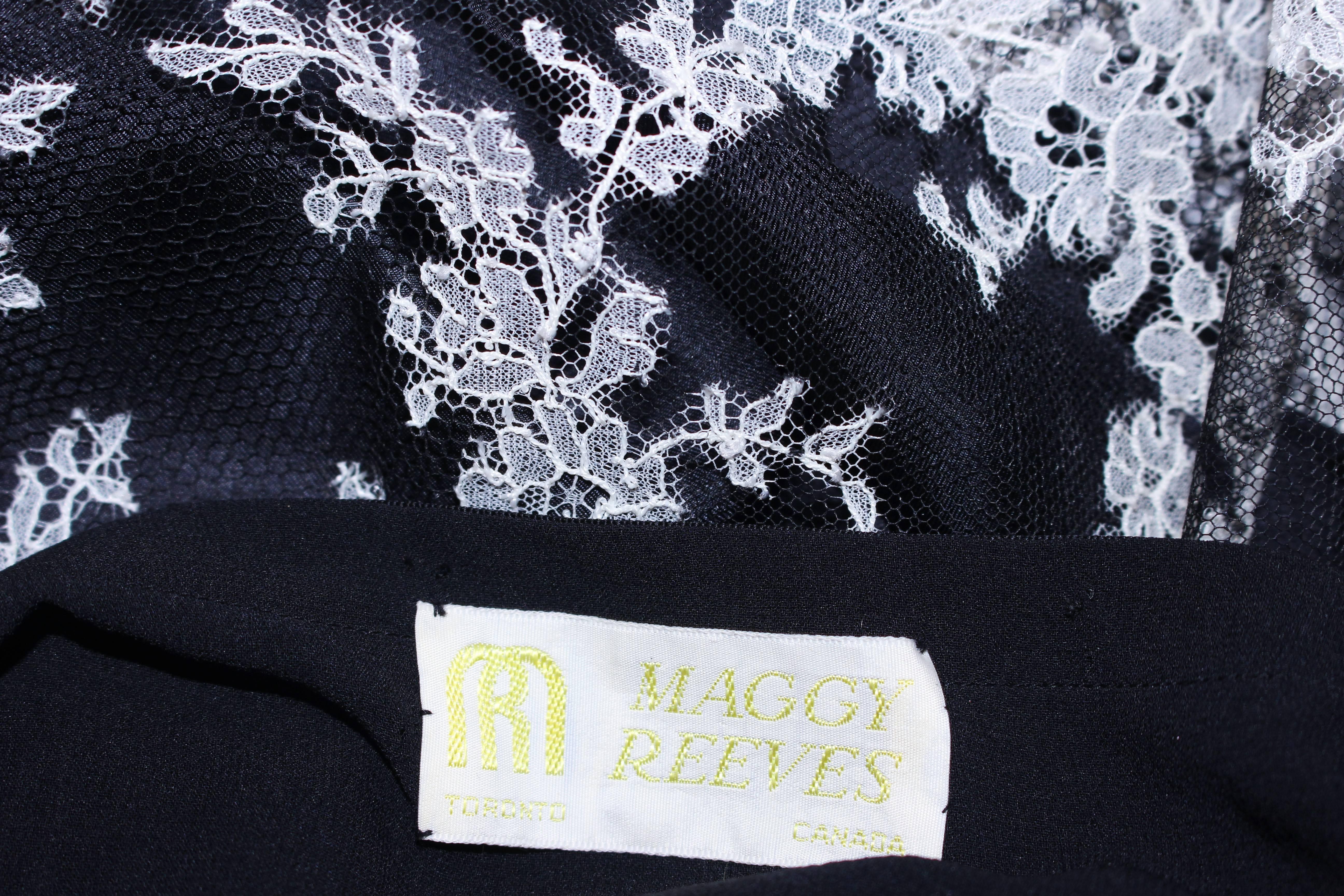 MAGGY REEVES Robe de cocktail en mousseline de soie noire avec fleurs et dentelle - Taille 2  en vente 4